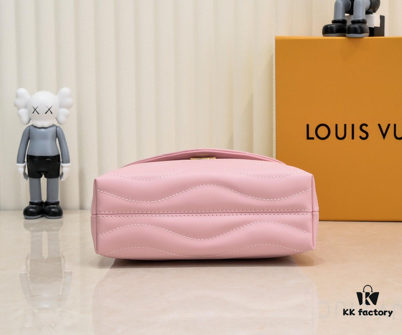 6930596ef09edb6de4c4f8c3 Exclusive Real Photo - Upgraded Version ‼️⭐️ M21720 Black, M21797 White ⭐️ This Hold Me Handbag is a new addition to Louis Vuitton's iconic New Wave quilted leather collection, featuring a refined silhouette and comfortable carry. The smooth-textured body is adorned with an elegant LV metal clasp. The detachable and adjustable leather strap enhances the bag’s versatility.