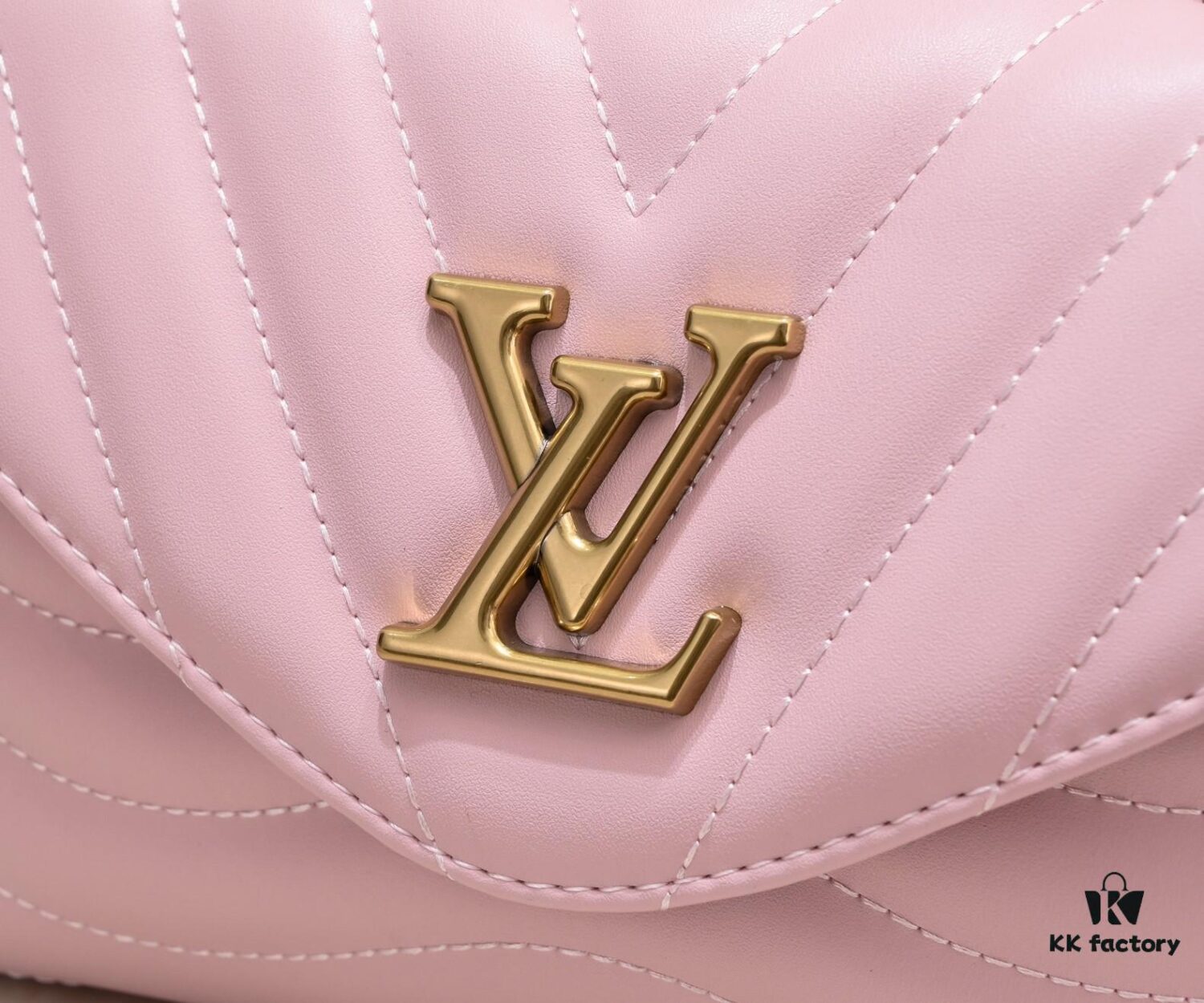 6930596ef09edb6de4c4f8c6 Exclusive Real Photo - Upgraded Version ‼️⭐️ M21720 Black, M21797 White ⭐️ This Hold Me Handbag is a new addition to Louis Vuitton's iconic New Wave quilted leather collection, featuring a refined silhouette and comfortable carry. The smooth-textured body is adorned with an elegant LV metal clasp. The detachable and adjustable leather strap enhances the bag’s versatility.