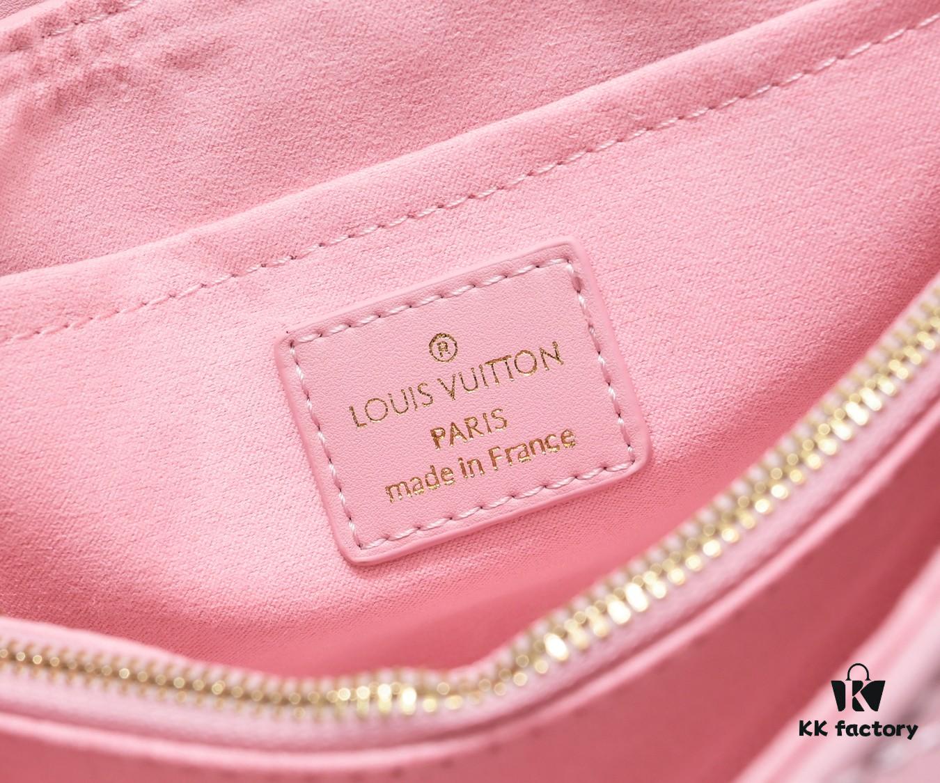 69305970f09edb6de4c4f8c8 Exclusive Real Photo - Upgraded Version ‼️⭐️ M21720 Black, M21797 White ⭐️ This Hold Me Handbag is a new addition to Louis Vuitton's iconic New Wave quilted leather collection, featuring a refined silhouette and comfortable carry. The smooth-textured body is adorned with an elegant LV metal clasp. The detachable and adjustable leather strap enhances the bag’s versatility.