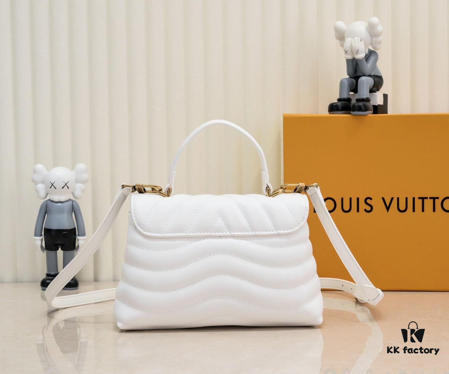 69305975f09edb6de4c4f8d1 Exclusive Real Shot - Upgraded Version ‼️⭐️ M21720 Black, M21797 White ⭐️ This Hold Me Handbag is a new addition to Louis Vuitton's iconic New Wave quilted leather collection, featuring a refined silhouette and comfortable carry. The smooth-textured body is accented with an elegant LV metal clasp. An detachable and adjustable leather strap enhances the bag’s versatility.