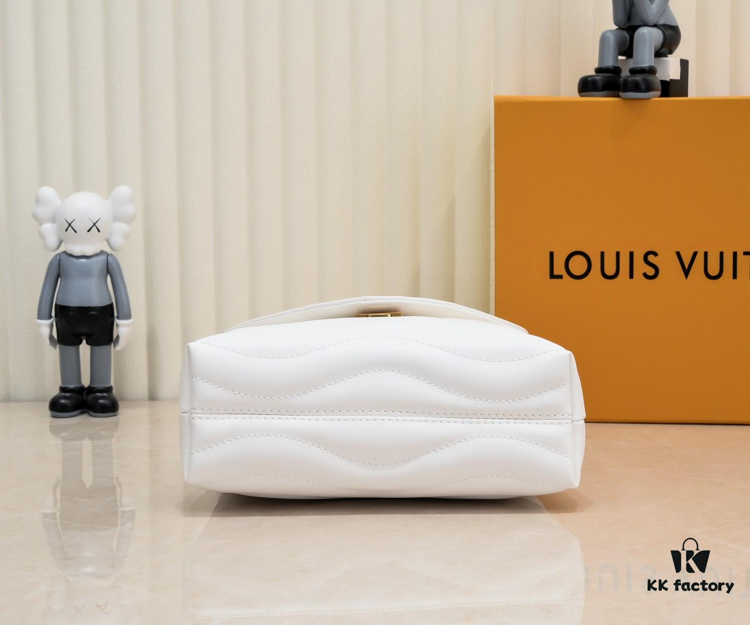 69305980f09edb6de4c4f8e2 Exclusive Real Shot - Upgraded Version ‼️⭐️ M21720 Black, M21797 White ⭐️ This Hold Me Handbag is a new addition to Louis Vuitton's iconic New Wave quilted leather collection, featuring a refined silhouette and comfortable carry. The smooth-textured body is accented with an elegant LV metal clasp. An detachable and adjustable leather strap enhances the bag’s versatility.