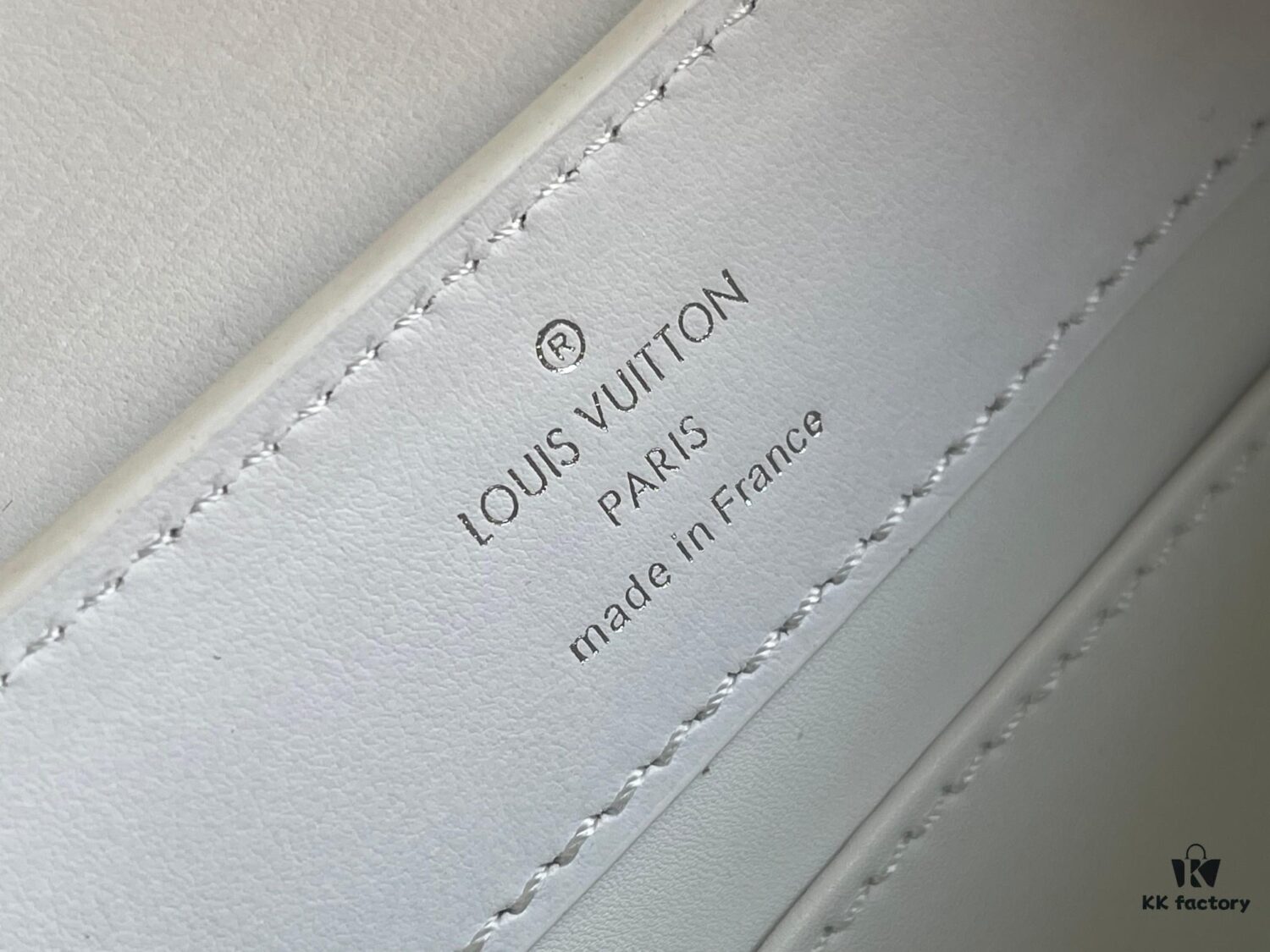 69305aaff09edb6de4c4fab7 Top Grade Complete Packaging 【Premium Original Leather M22203💋 N93429 White Shiny Crocodile-Texture with Gold Clasp】