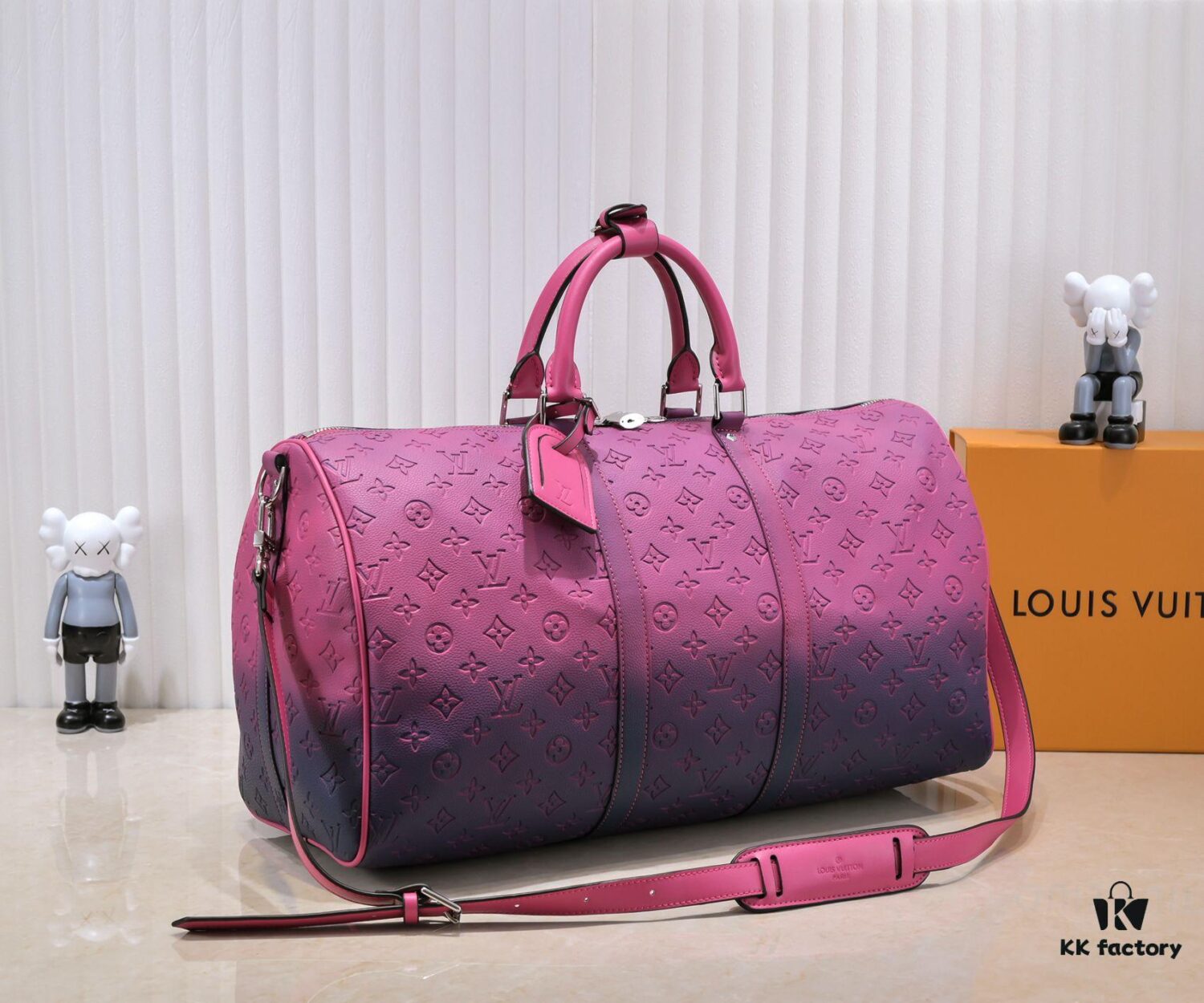 69305b43f09edb6de4c4fbc7 Louis Vuitton Keepall Bandoulière 40 in Taurillon Illusion Leather