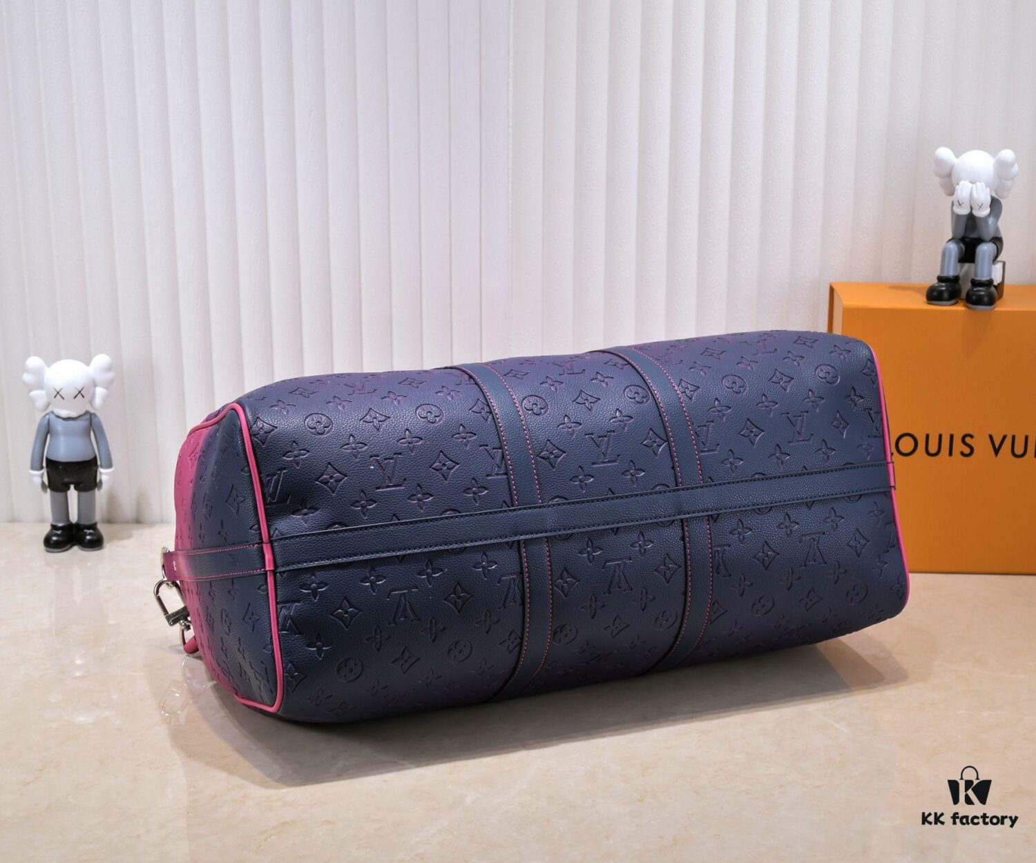 69305b43f09edb6de4c4fbc8 Louis Vuitton Keepall Bandoulière 40 in Taurillon Illusion Leather