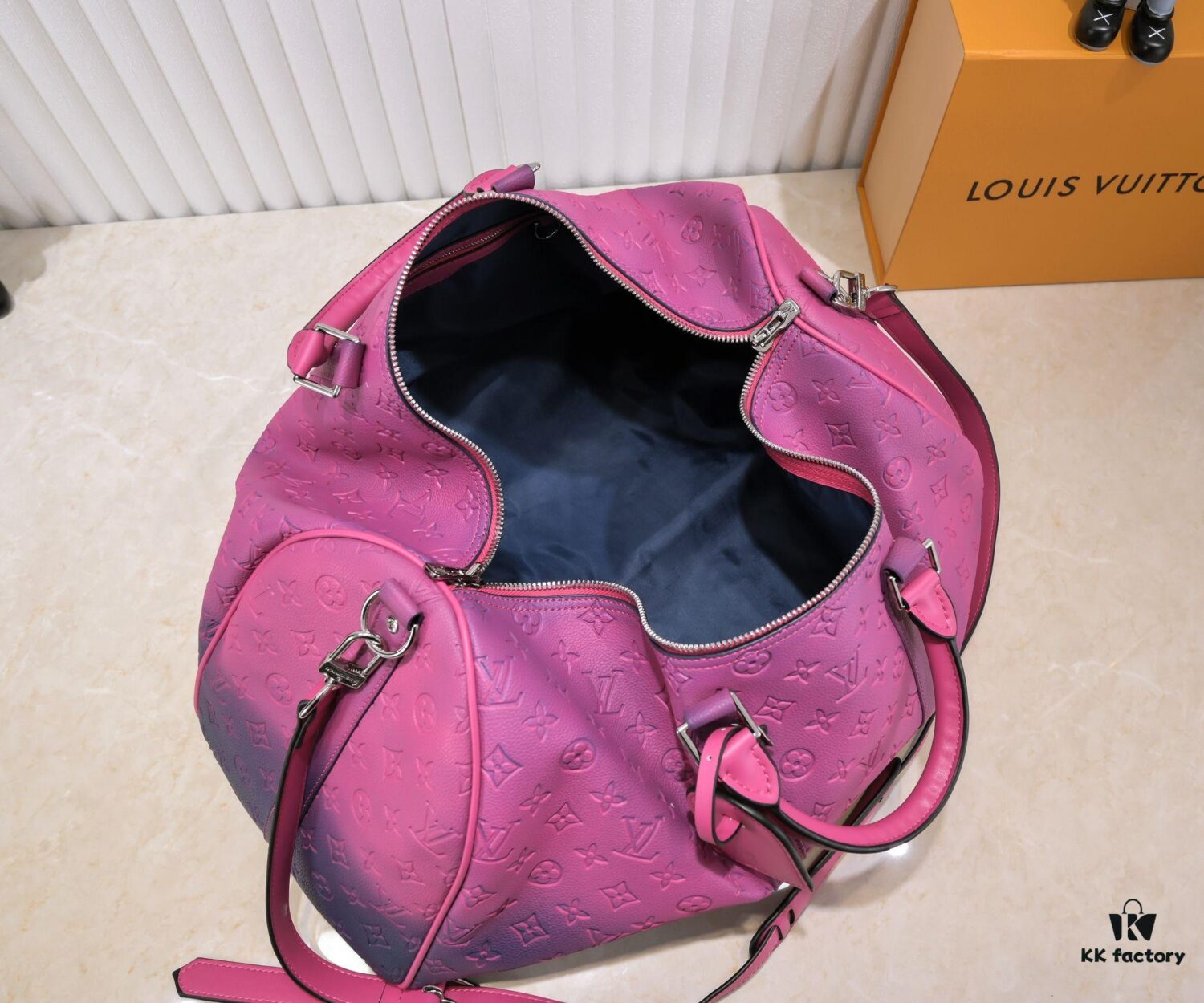 69305b46f09edb6de4c4fbca Louis Vuitton Keepall Bandoulière 40 in Taurillon Illusion Leather