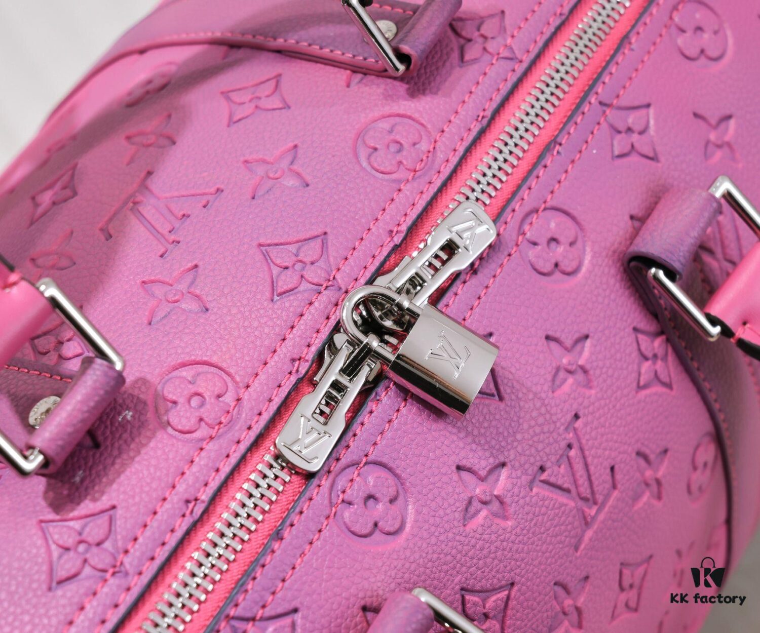 69305b47f09edb6de4c4fbcb Louis Vuitton Keepall Bandoulière 40 in Taurillon Illusion Leather