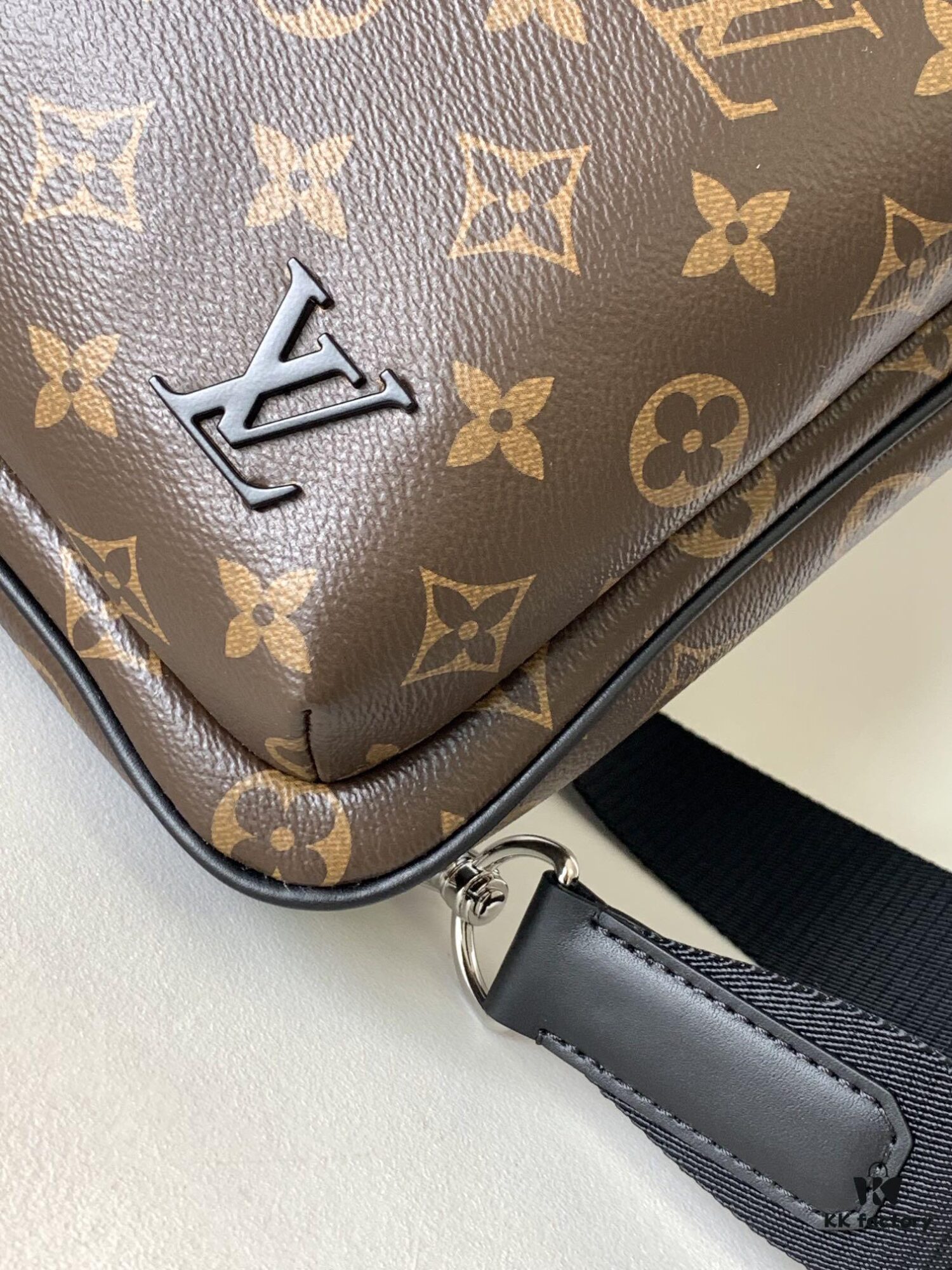 69305c76f09edb6de4c4fdc4 Top Quality Original M46327 Monogram N45302 Black Check Avenue Shoulder Bag