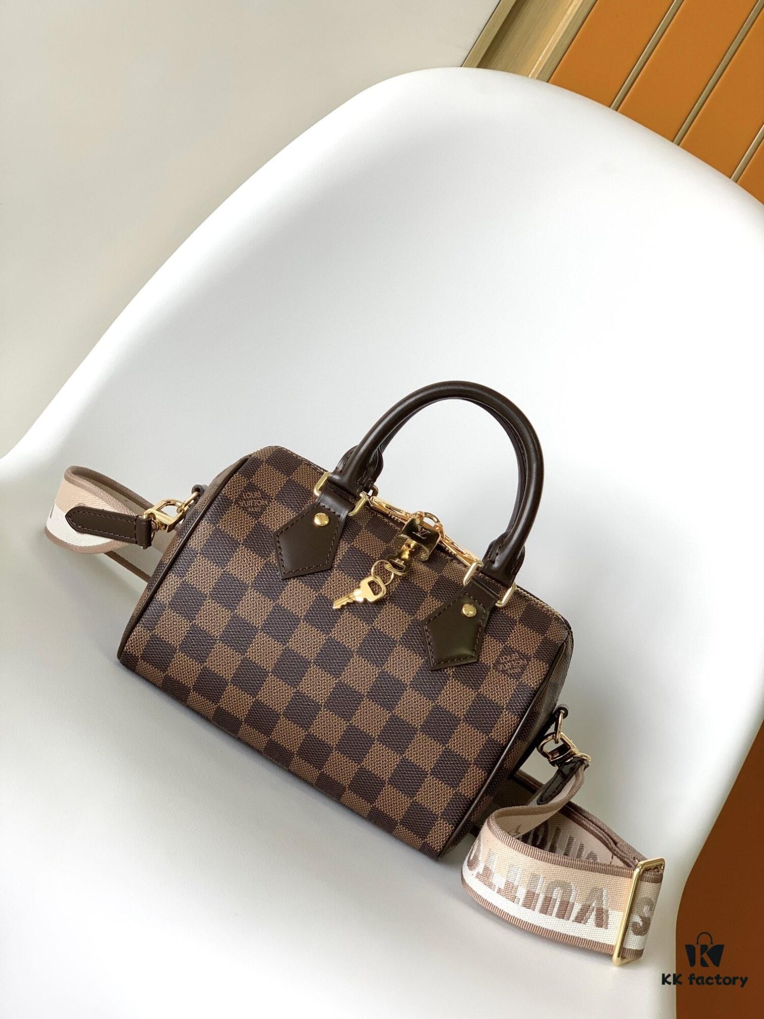 M40489 Ngai. M46594 Pink M46222 Apricot M46234 Black [M45957 Black M45948 Red, Shoulder Strap Not Adjustable] — This Speedy Bandoulière 20 Handbag