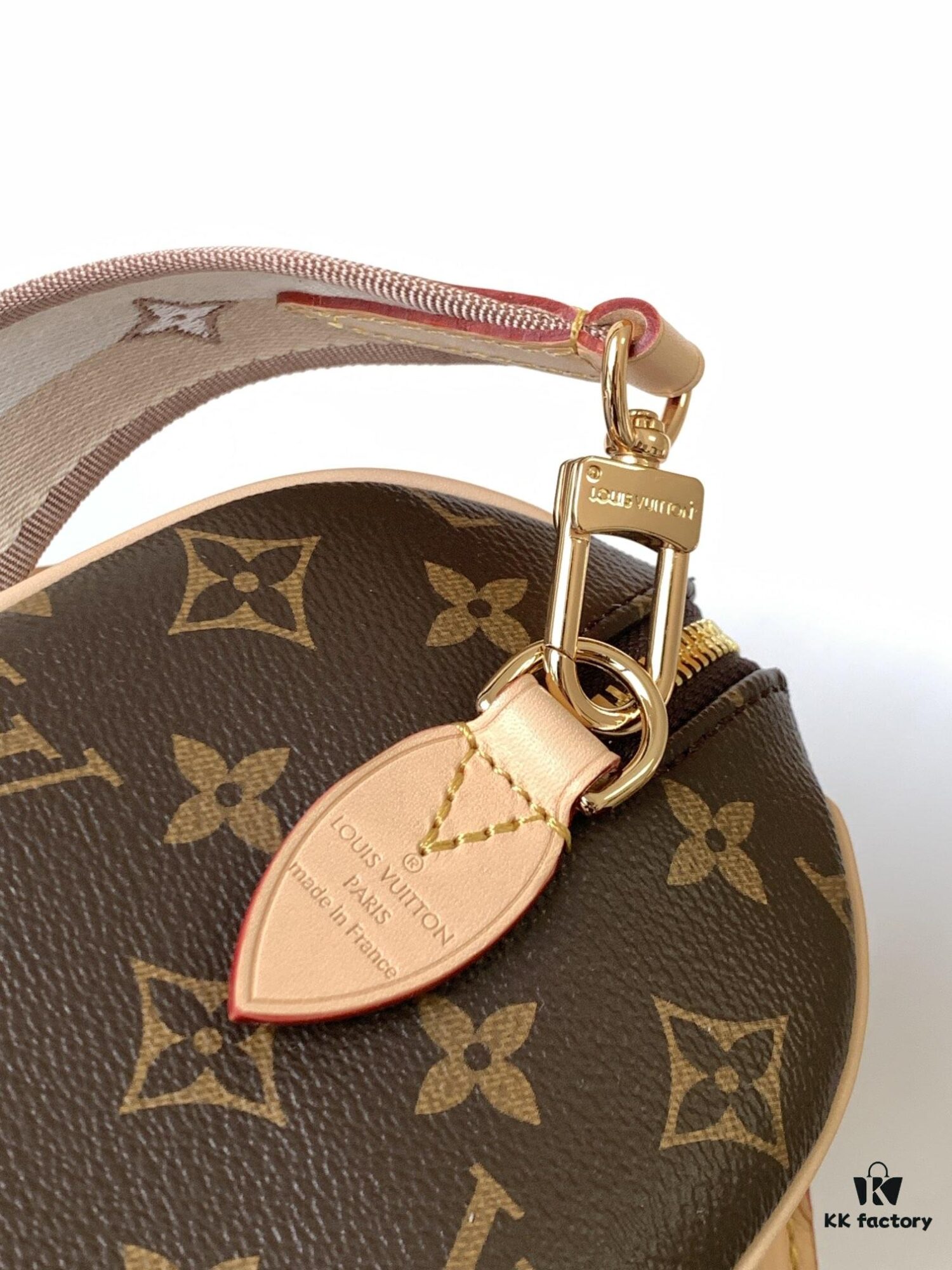 M46222 Beige M46234 Black [M45957 Black Adjustable Strap Not Available] ~ This Speedy Bandoulière 20 Handbag features Monogram canvas, cowhide leather trim, and textile lining, continuing the classic Louis Vuitton Speedy travel bag design in a compact size, complete with rolled leather handles and a detachable, adjustable fabric shoulder strap accented with signature woven branding