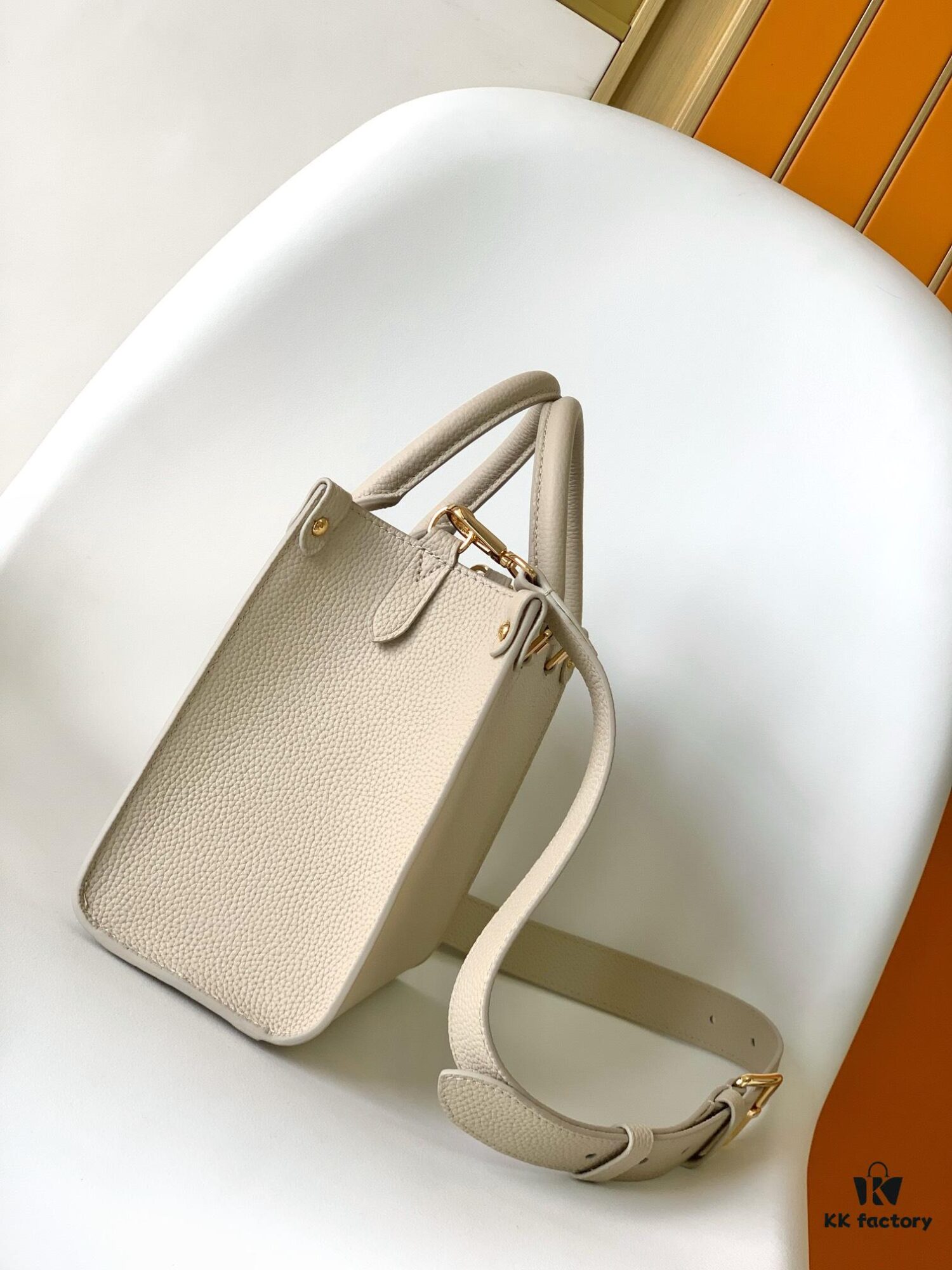 69305d7af09edb6de4c4ffa0 M23437 Beige M22311 Black M23637 Off-White Top-Quality Original Surplus Lock & Go Handbag