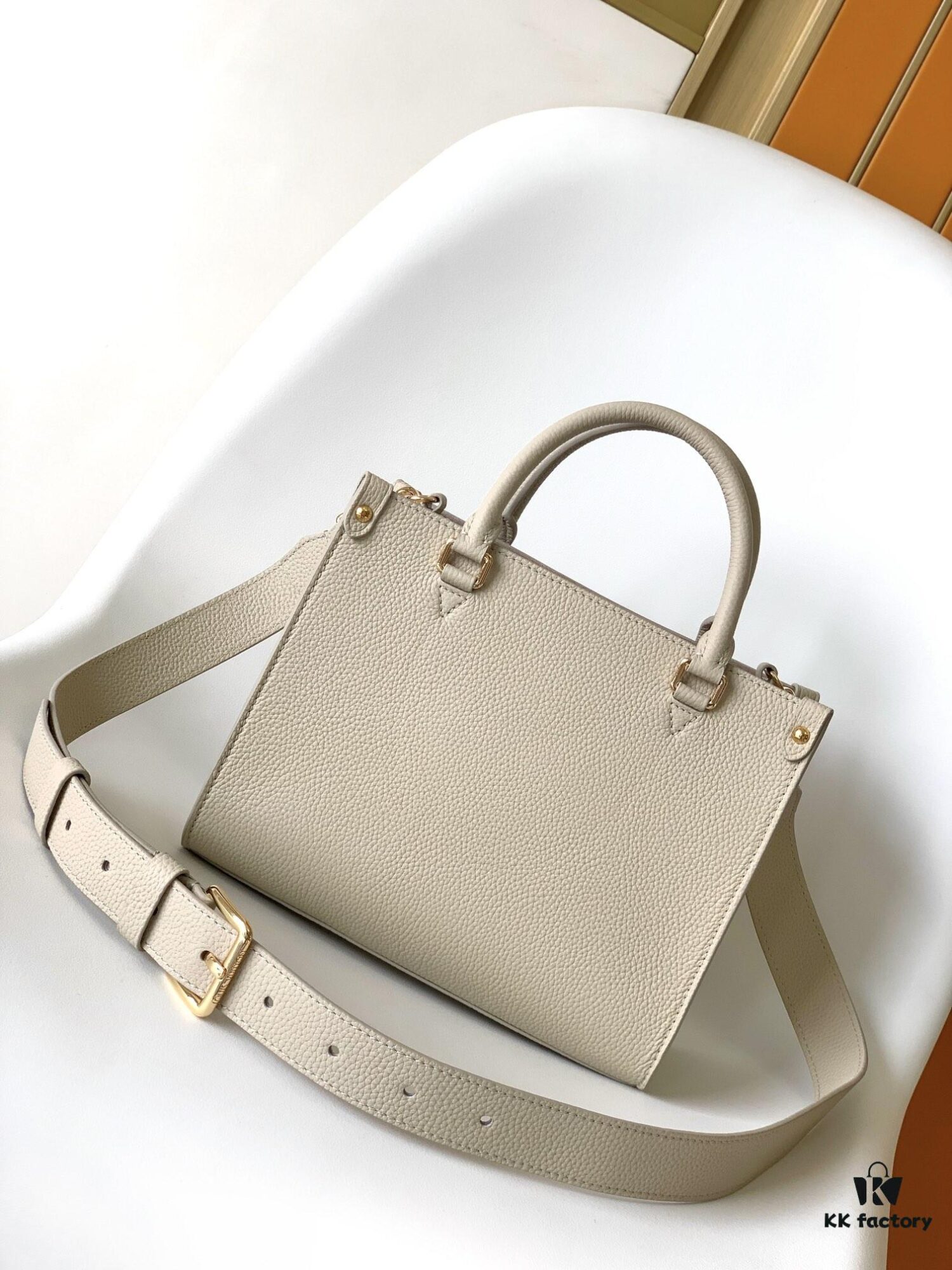 69305d7cf09edb6de4c4ffa2 M23437 Beige M22311 Black M23637 Off-White Top-Quality Original Surplus Lock & Go Handbag