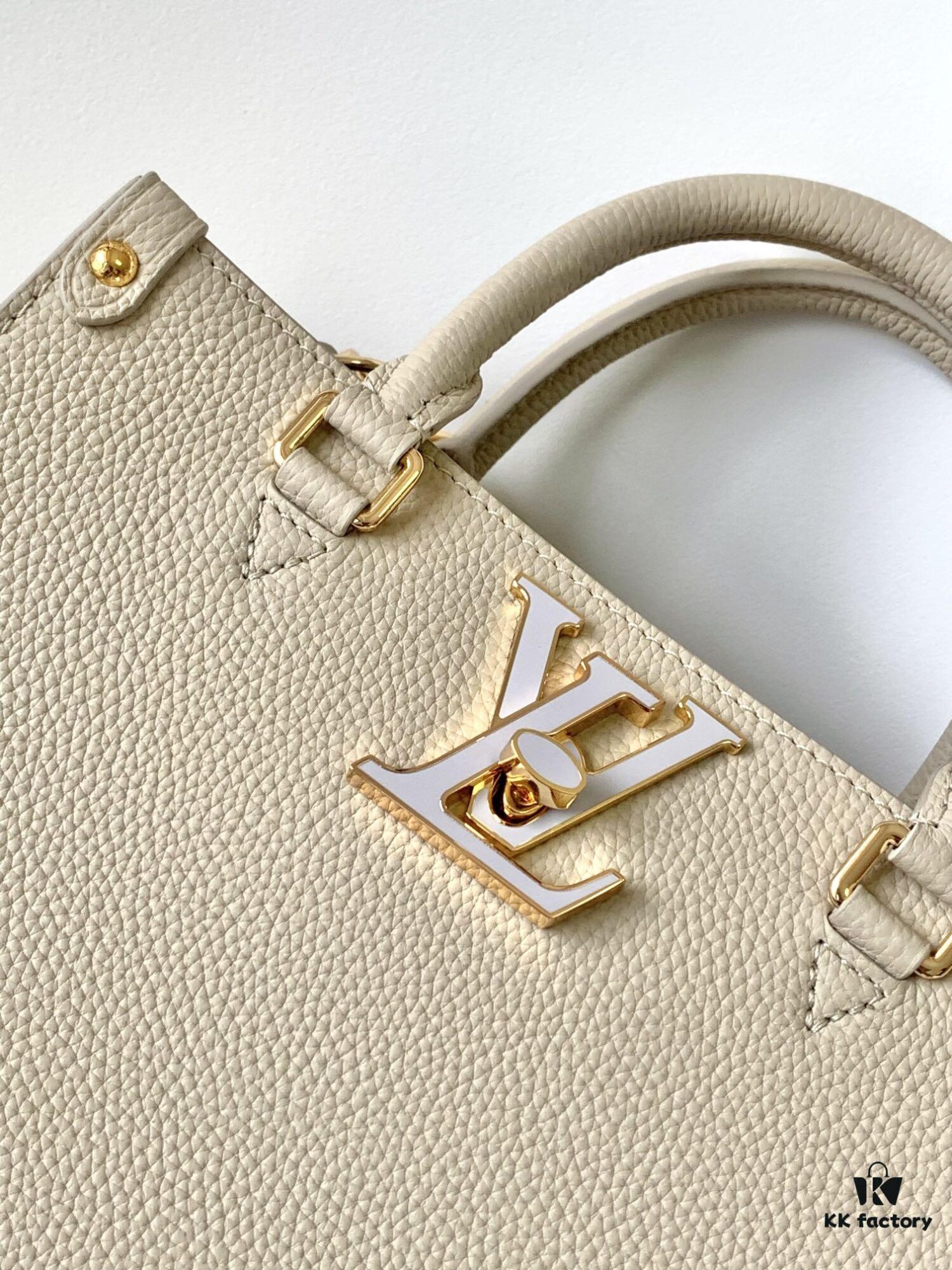 69305d7cf09edb6de4c4ffa3 M23437 Beige M22311 Black M23637 Off-White Top-Quality Original Surplus Lock & Go Handbag