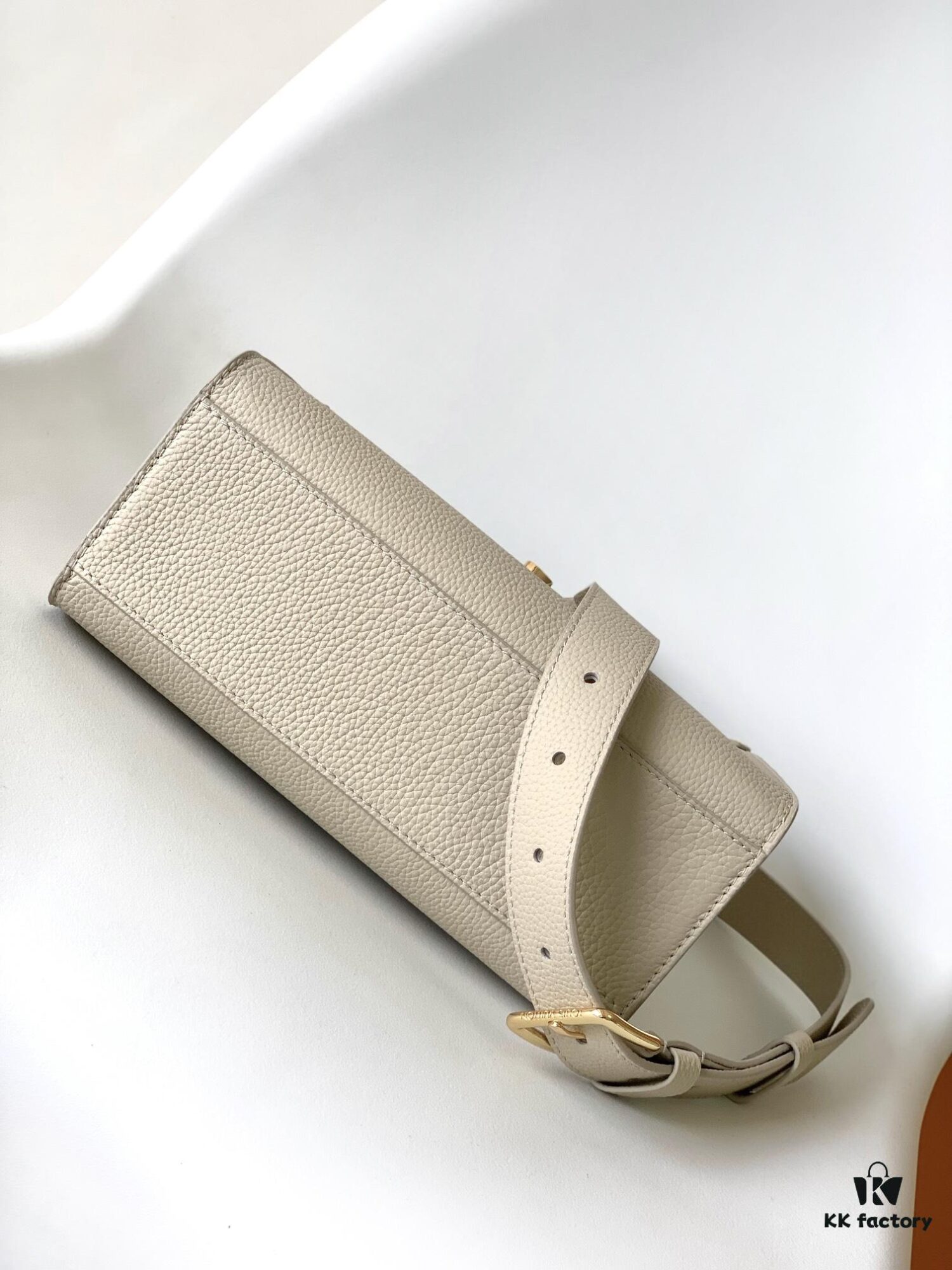 69305d7ef09edb6de4c4ffa5 M23437 Beige M22311 Black M23637 Off-White Top-Quality Original Surplus Lock & Go Handbag