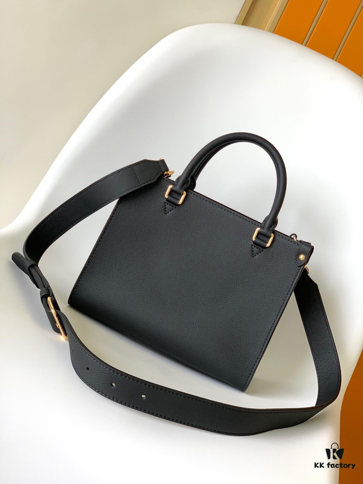 69305d80f09edb6de4c4ffa9 M23437 Beige M22311 Black M23637 Off-White Top Quality Original Order This Lock & Go Bag Conveys Fashion Style with Stylish Design and Exquisite Details