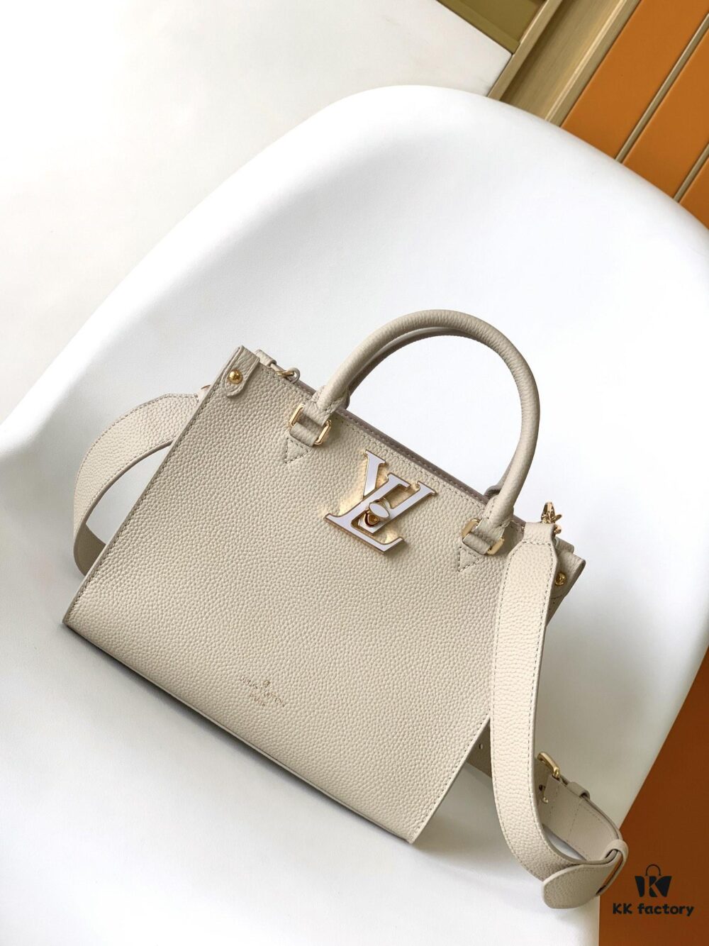 69305d80f09edb6de4c4ffaa M23437 Beige M22311 Black M23637 Off-White Top-Quality Original Surplus Lock & Go Handbag
