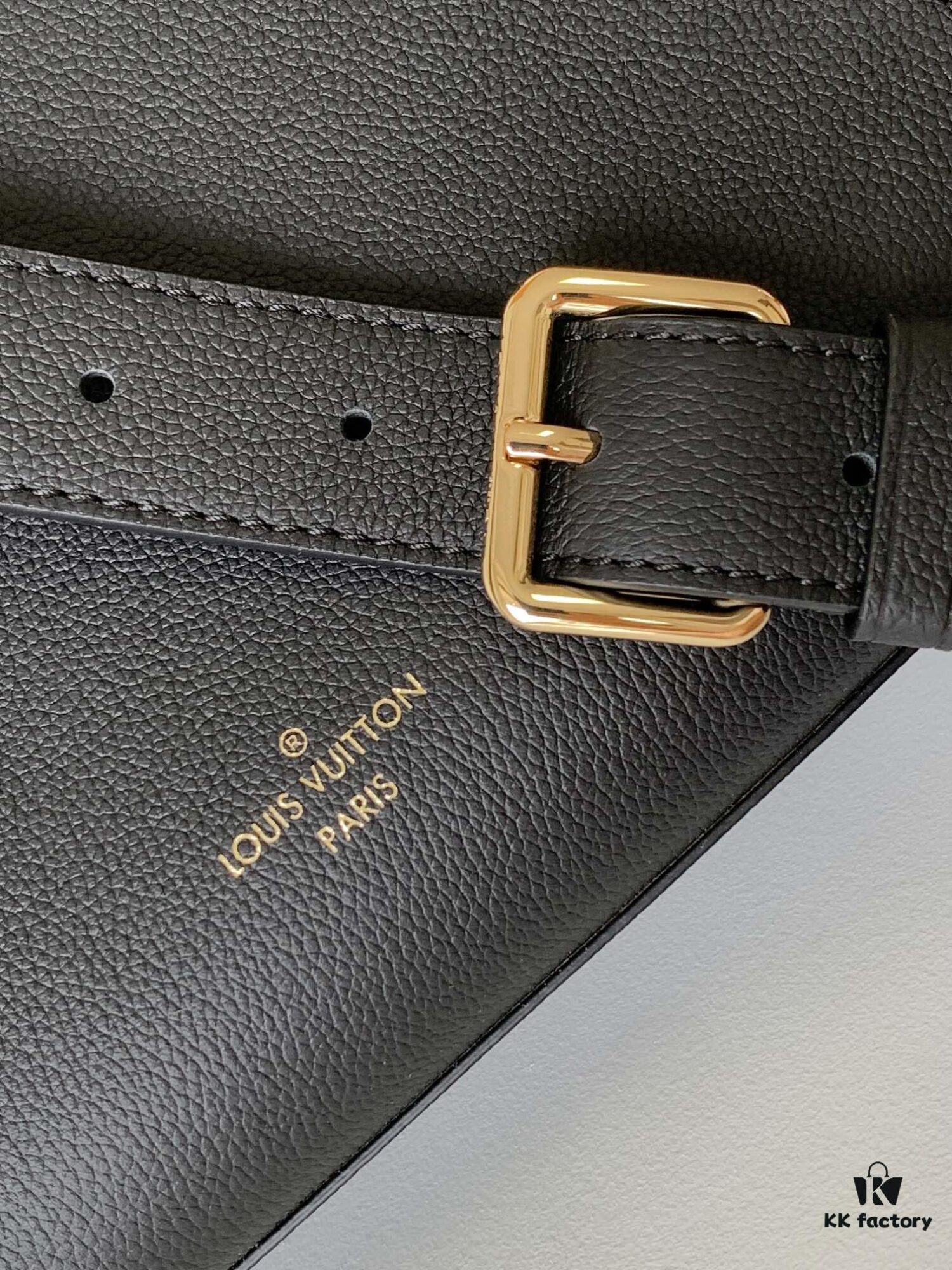 69305d82f09edb6de4c4ffae M23437 Beige M22311 Black M23637 Off-White Top Quality Original Order This Lock & Go Bag Conveys Fashion Style with Stylish Design and Exquisite Details