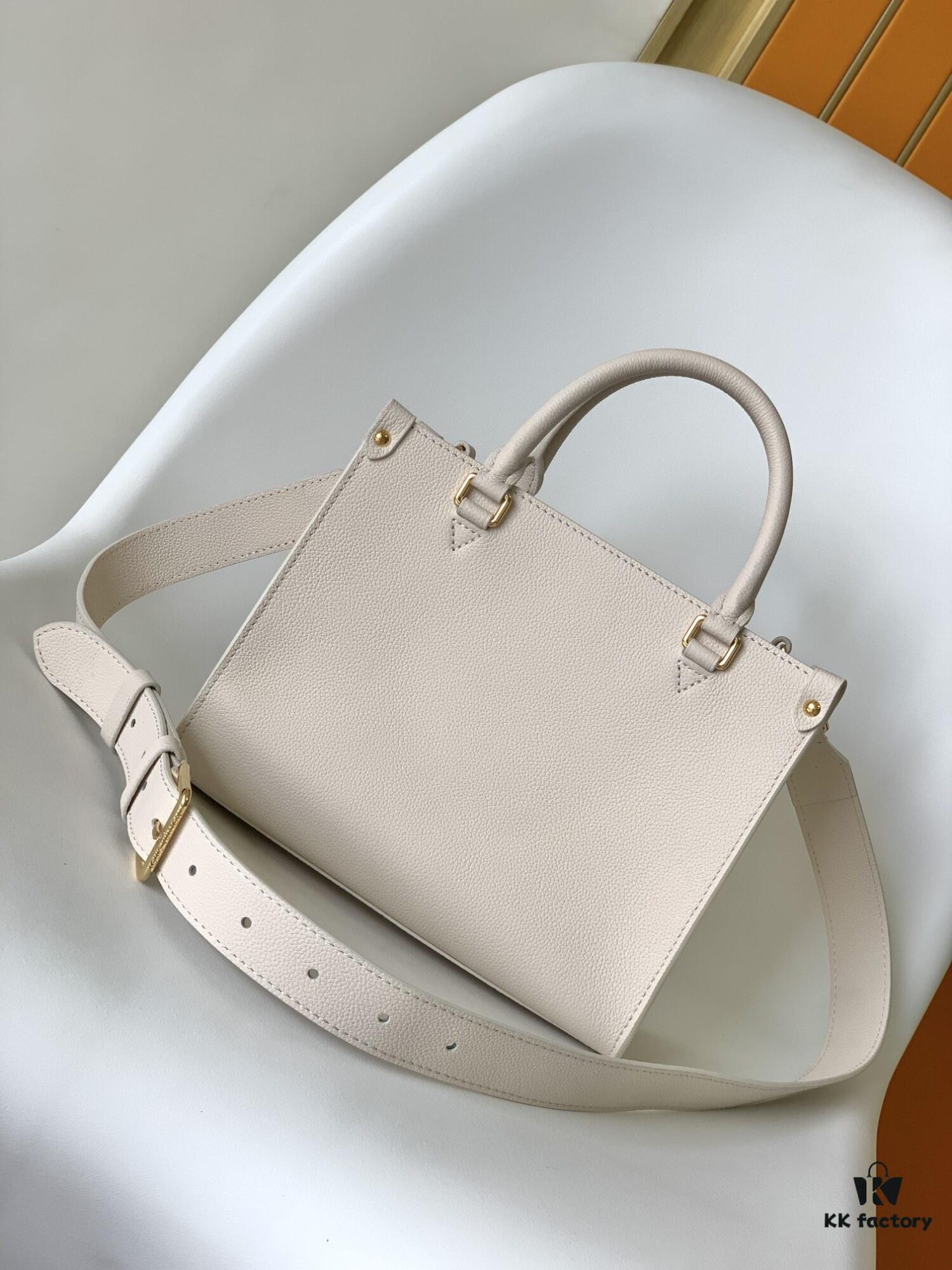 69305d85f09edb6de4c4ffb0 M23437 Beige M22311 Black M23637 Off-White Top-Quality Original Order This Lock & Go Handbag Conveys Fashion Trends with Stylish Design and Exquisite Details