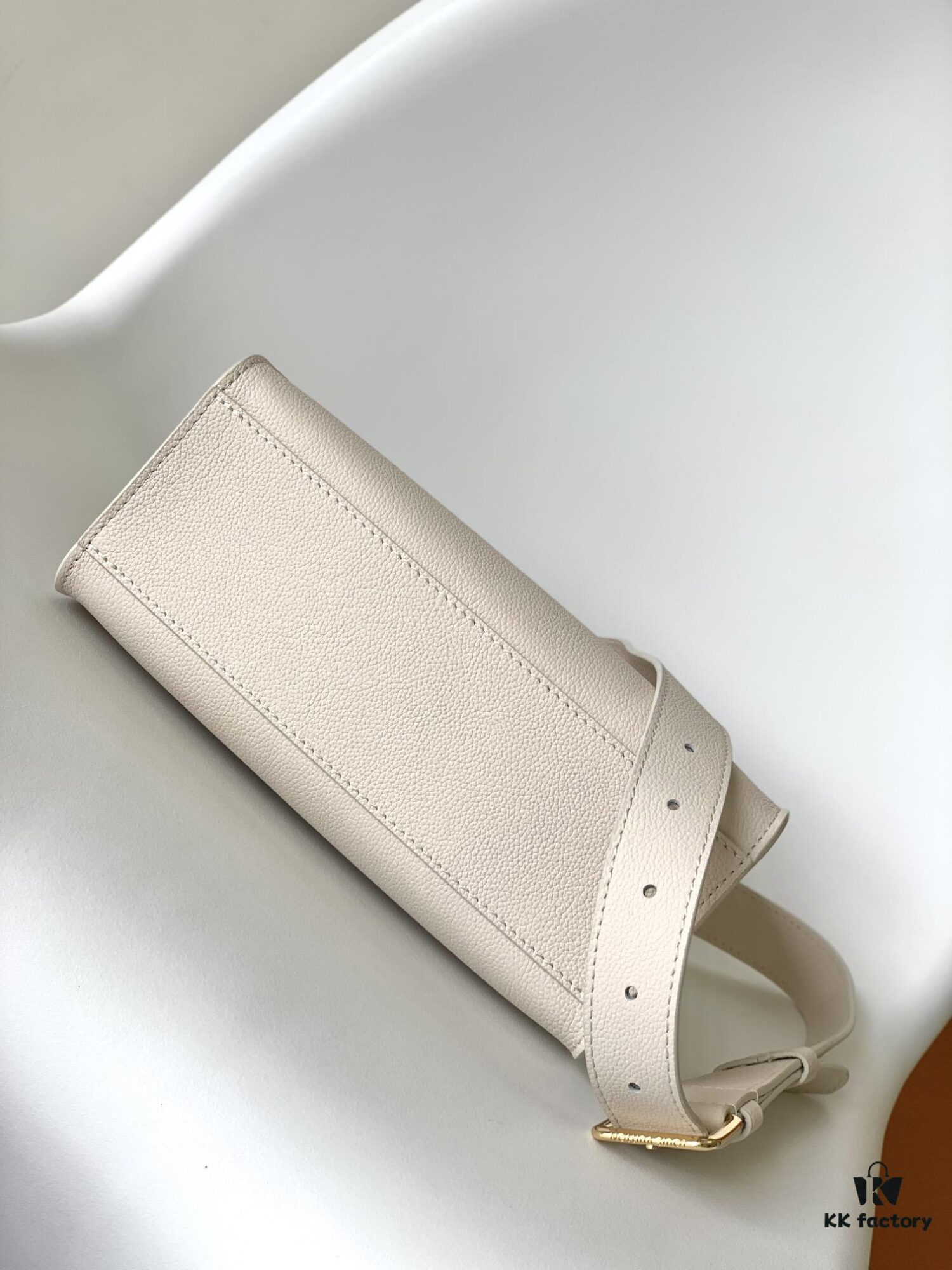 69305d86f09edb6de4c4ffb1 M23437 Beige M22311 Black M23637 Off-White Top-Quality Original Order This Lock & Go Handbag Conveys Fashion Trends with Stylish Design and Exquisite Details
