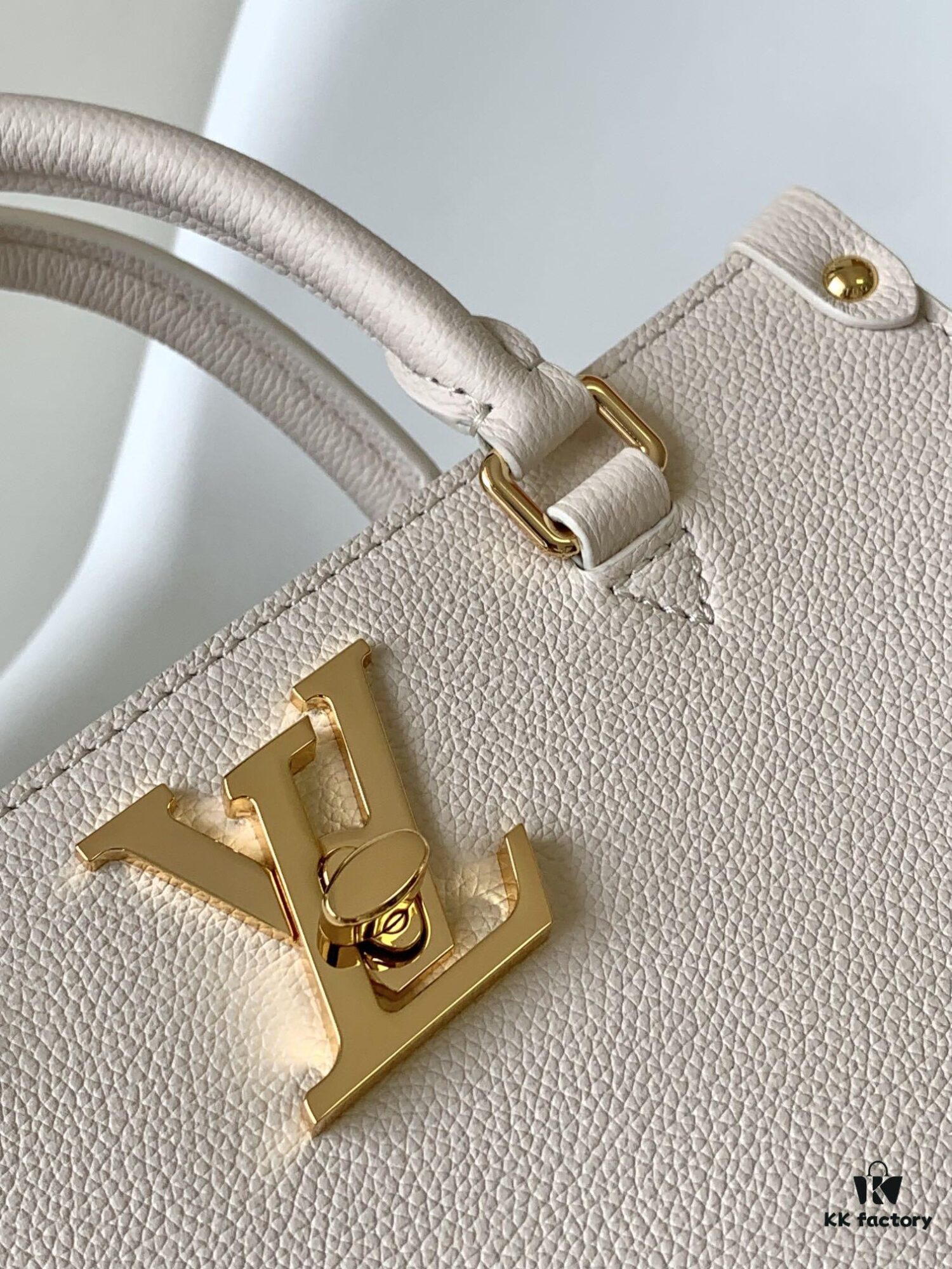 69305d86f09edb6de4c4ffb2 M23437 Beige M22311 Black M23637 Off-White Top-Quality Original Order This Lock & Go Handbag Conveys Fashion Trends with Stylish Design and Exquisite Details