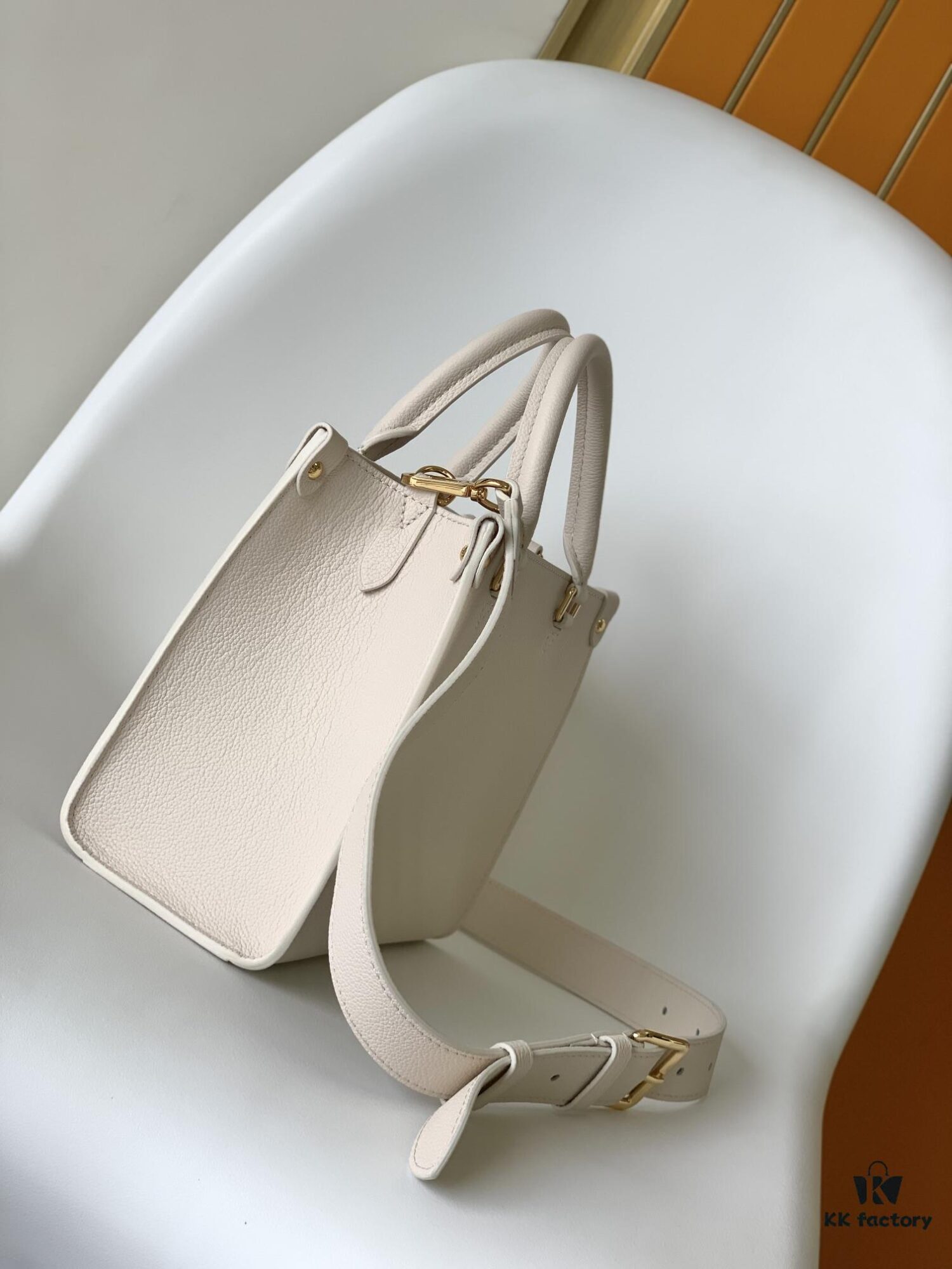 69305d87f09edb6de4c4ffb4 M23437 Beige M22311 Black M23637 Off-White Top-Quality Original Order This Lock & Go Handbag Conveys Fashion Trends with Stylish Design and Exquisite Details