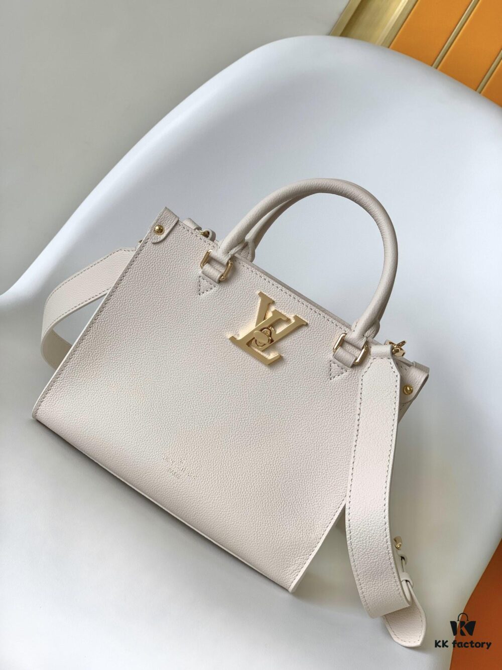 69305d88f09edb6de4c4ffb5 M23437 Beige M22311 Black M23637 Off-White Top-Quality Original Order This Lock & Go Handbag Conveys Fashion Trends with Stylish Design and Exquisite Details