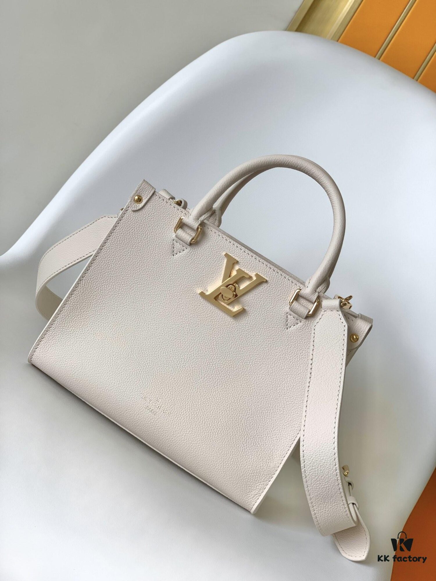 69305d88f09edb6de4c4ffb5 M23437 Beige M22311 Black M23637 Off-White Top-Quality Original Order This Lock & Go Handbag Conveys Fashion Trends with Stylish Design and Exquisite Details