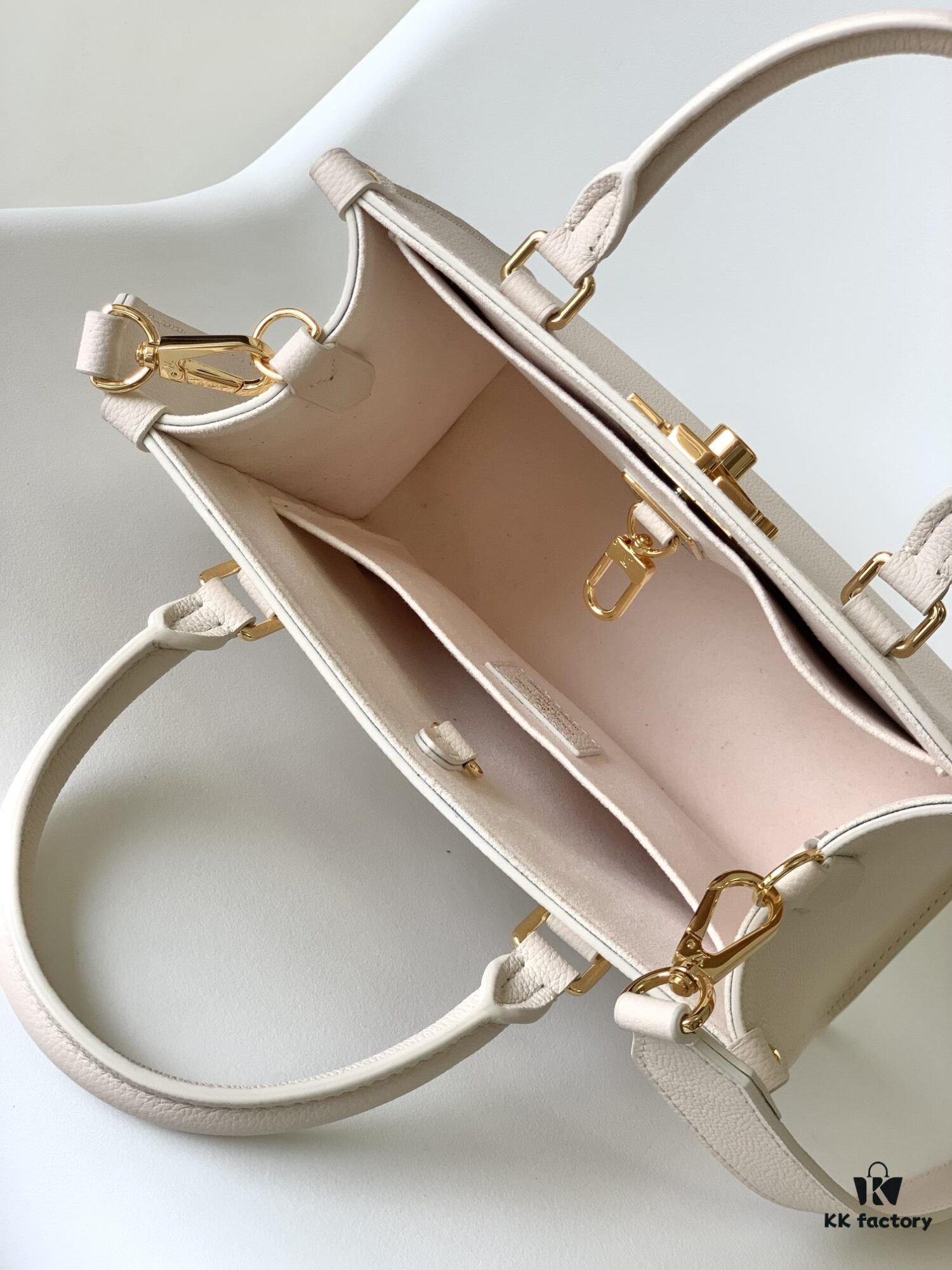 69305d88f09edb6de4c4ffb6 M23437 Beige M22311 Black M23637 Off-White Top-Quality Original Order This Lock & Go Handbag Conveys Fashion Trends with Stylish Design and Exquisite Details