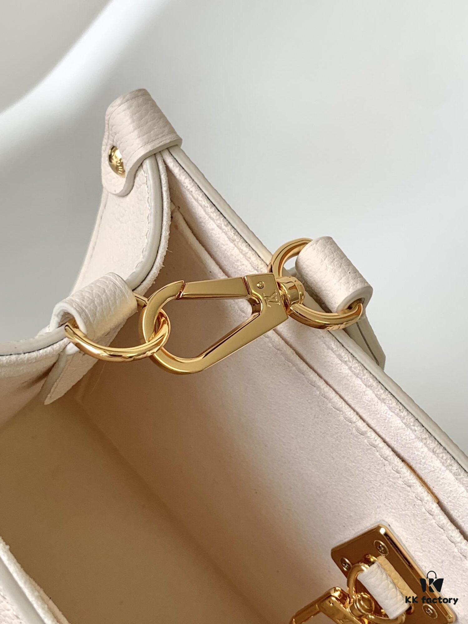 69305d88f09edb6de4c4ffb7 M23437 Beige M22311 Black M23637 Off-White Top-Quality Original Order This Lock & Go Handbag Conveys Fashion Trends with Stylish Design and Exquisite Details