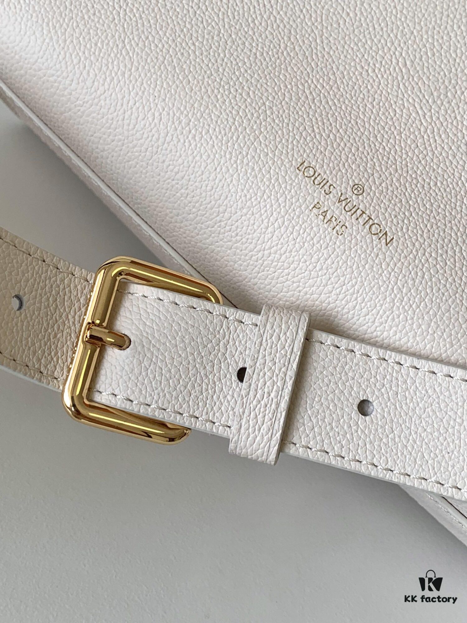 69305d89f09edb6de4c4ffb9 M23437 Beige M22311 Black M23637 Off-White Top-Quality Original Order This Lock & Go Handbag Conveys Fashion Trends with Stylish Design and Exquisite Details