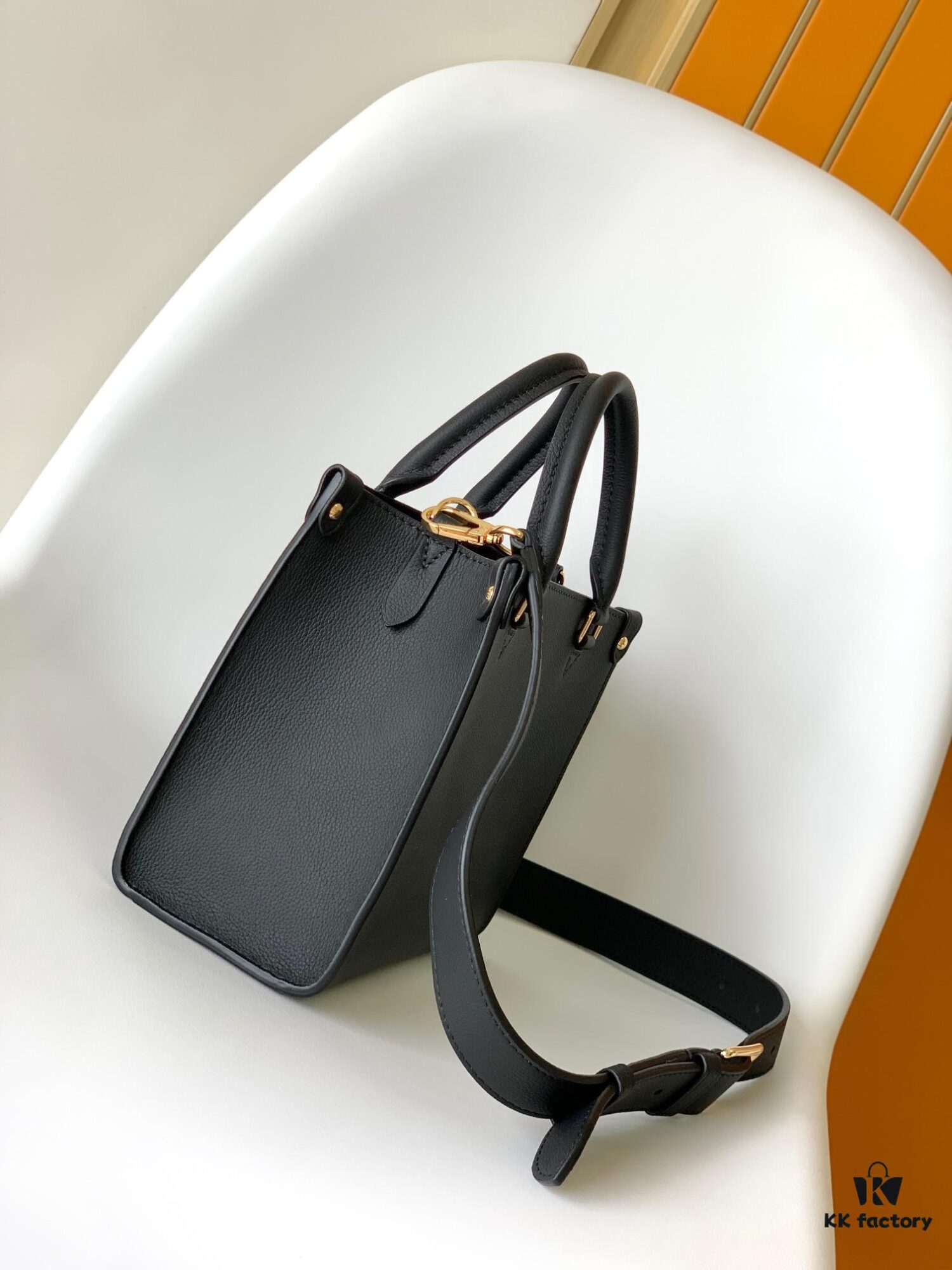 69305d8df09edb6de4c4ffbf M23437 Beige M22311 Black M23637 Off-White Top Quality Original Order This Lock & Go Bag Conveys Fashion Style with Stylish Design and Exquisite Details
