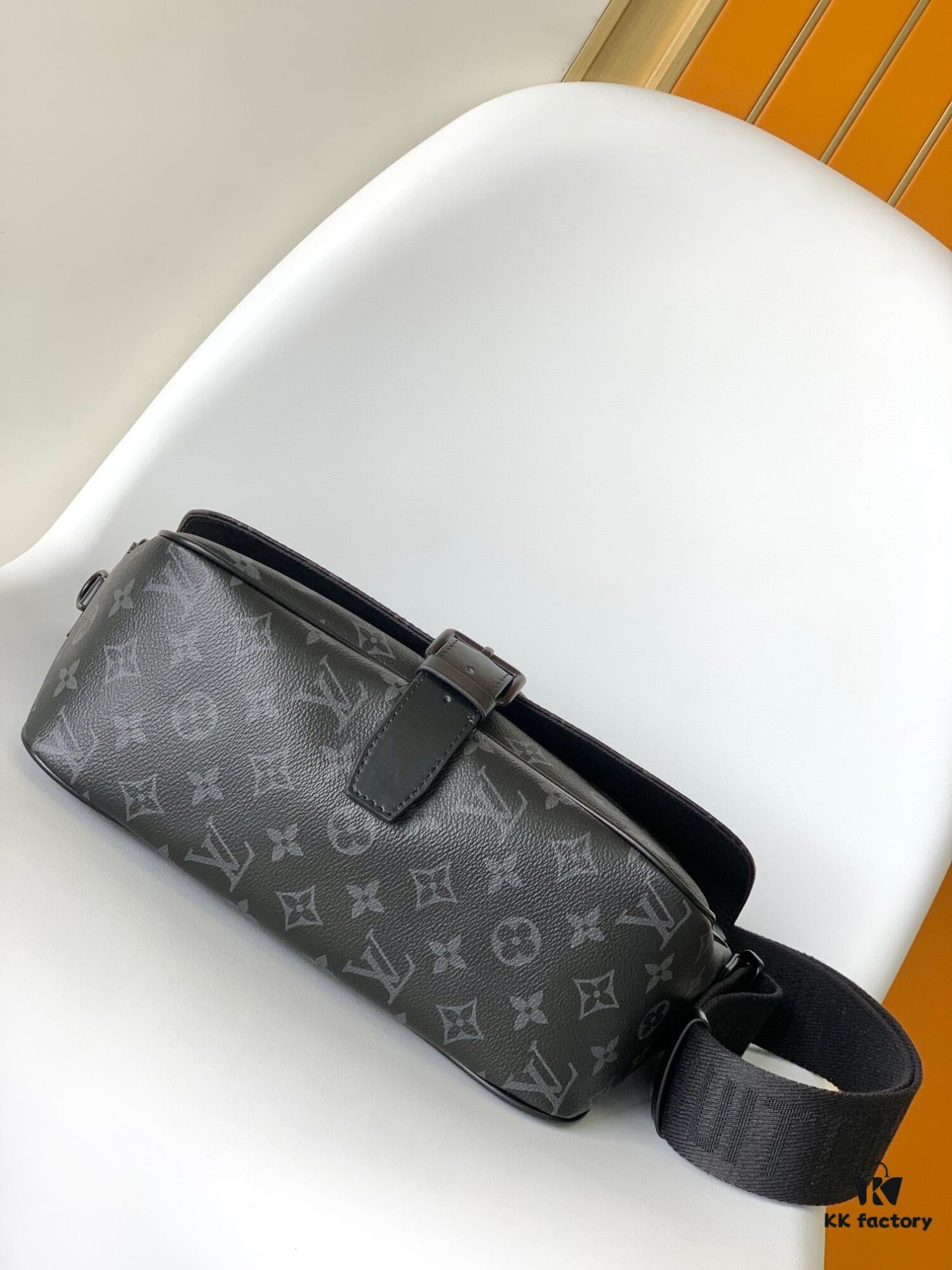 69305da0f09edb6de4c4ffe0 Top Quality Original Order M46685 Black Flower Men's Mailbag Montsouris Messenger Bag