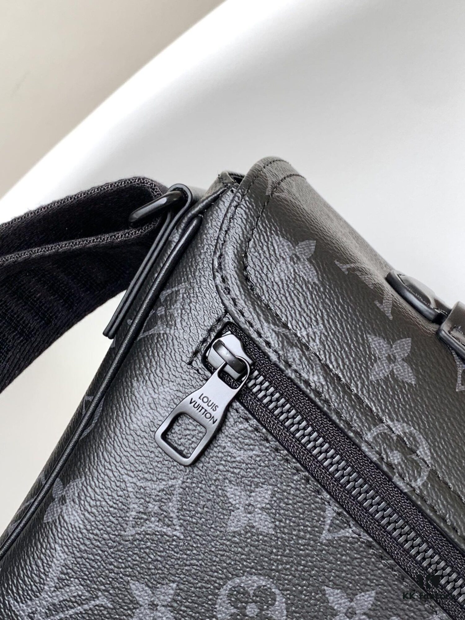 69305da6f09edb6de4c4ffe8 Top Quality Original Order M46685 Black Flower Men's Mailbag Montsouris Messenger Bag