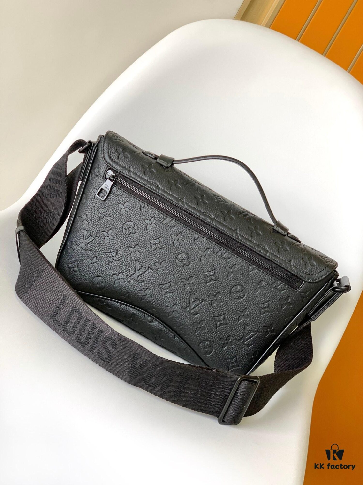 69305da8f09edb6de4c4ffeb Top Quality Original Order M46685 Embossed M46685 Black Flower Men's Mailbag Montsouris Messenger Bag