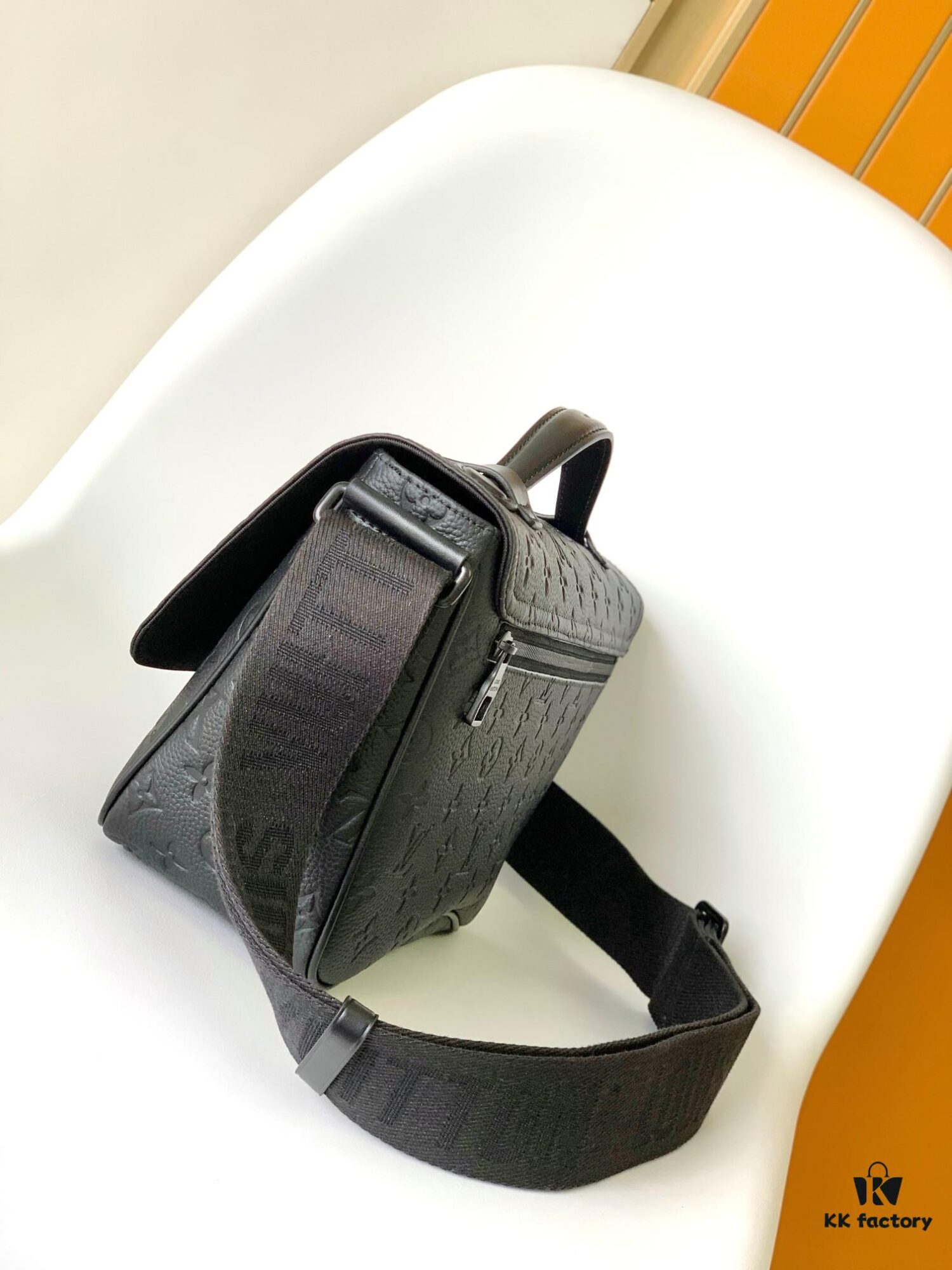 69305db8f09edb6de4c50006 Top Quality Original Order M46685 Embossed M46685 Black Flower Men's Mailbag Montsouris Messenger Bag