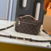 69305e53f09edb6de4c50149 M46279 East West Métis Small Messenger Bag
