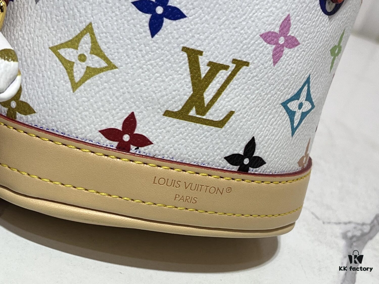 69305fd0f09edb6de4c50465 M81489 M13619 Lv➰ Longshang Village White Tricolor Upgrade Nano Bucket Bag