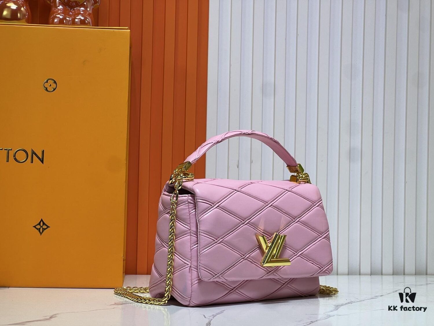 69305fd0f09edb6de4c50466 M23689 M22891 Nicolas Ghesquière infuses the GO-14 Medium Handbag with innovative craftsmanship, featuring quilted lambskin meticulously treated to achieve a baked finish, showcasing avant-garde elegance. The LV Twist lock highlights the brand's signature style, while the top handle and adjustable chain strap are both detachable, offering versatile carrying options. Dimensions: 23X16X10