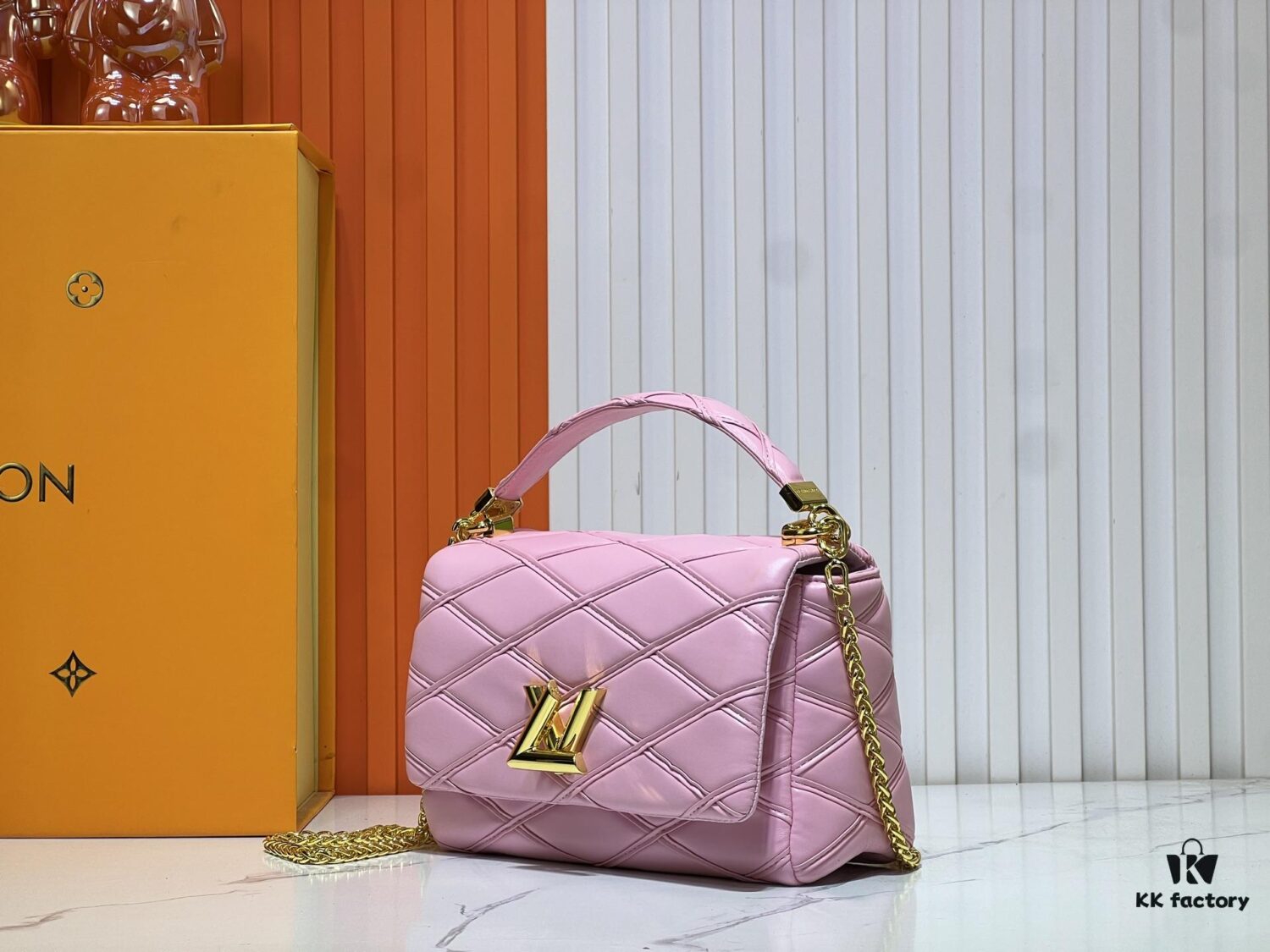 69305fd3f09edb6de4c50467 M23689 M22891 Nicolas Ghesquière infuses the GO-14 Medium Handbag with innovative craftsmanship, featuring quilted lambskin meticulously treated to achieve a baked finish, showcasing avant-garde elegance. The LV Twist lock highlights the brand's signature style, while the top handle and adjustable chain strap are both detachable, offering versatile carrying options. Dimensions: 23X16X10