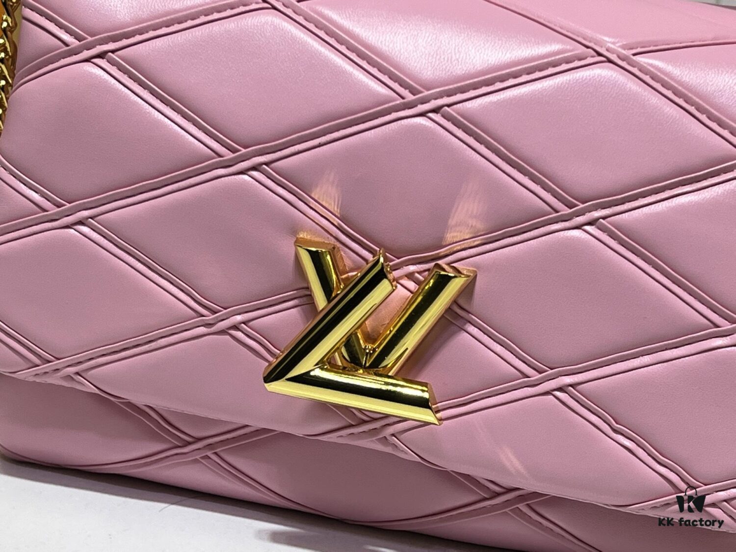 69305fd3f09edb6de4c50469 M23689 M22891 Nicolas Ghesquière infuses the GO-14 Medium Handbag with innovative craftsmanship, featuring quilted lambskin meticulously treated to achieve a baked finish, showcasing avant-garde elegance. The LV Twist lock highlights the brand's signature style, while the top handle and adjustable chain strap are both detachable, offering versatile carrying options. Dimensions: 23X16X10