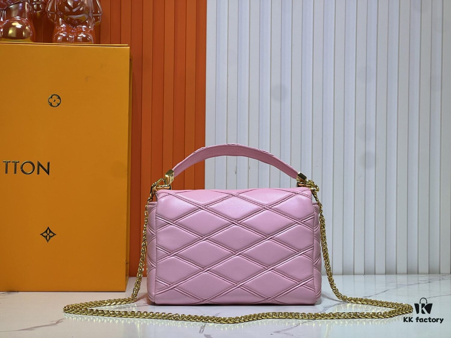 69305fd6f09edb6de4c5046c M23689 M22891 Nicolas Ghesquière infuses the GO-14 Medium Handbag with innovative craftsmanship, featuring quilted lambskin meticulously treated to achieve a baked finish, showcasing avant-garde elegance. The LV Twist lock highlights the brand's signature style, while the top handle and adjustable chain strap are both detachable, offering versatile carrying options. Dimensions: 23X16X10