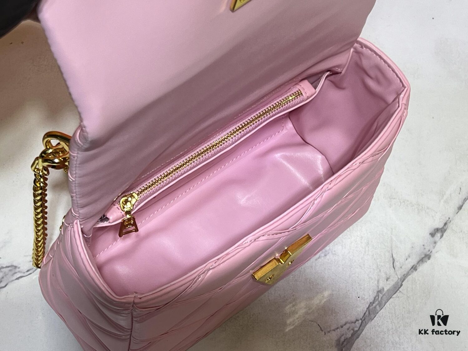 69305fd7f09edb6de4c5046e M23689 M22891 Nicolas Ghesquière infuses the GO-14 Medium Handbag with innovative craftsmanship, featuring quilted lambskin meticulously treated to achieve a baked finish, showcasing avant-garde elegance. The LV Twist lock highlights the brand's signature style, while the top handle and adjustable chain strap are both detachable, offering versatile carrying options. Dimensions: 23X16X10