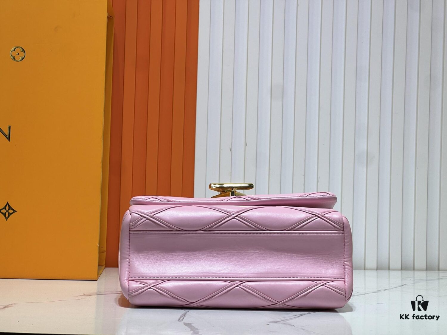 69305fdcf09edb6de4c50474 M23689 M22891 Nicolas Ghesquière infuses the GO-14 Medium Handbag with innovative craftsmanship, featuring quilted lambskin meticulously treated to achieve a baked finish, showcasing avant-garde elegance. The LV Twist lock highlights the brand's signature style, while the top handle and adjustable chain strap are both detachable, offering versatile carrying options. Dimensions: 23X16X10