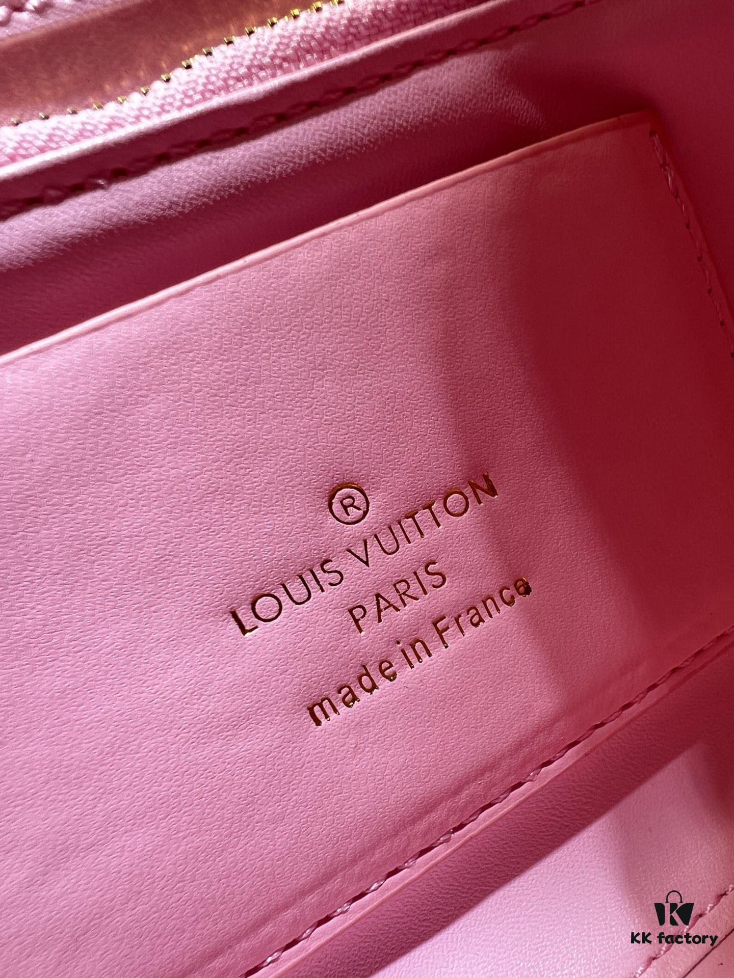 69305fdff09edb6de4c50477 M23689 M22891 Nicolas Ghesquière infuses the GO-14 Medium Handbag with innovative craftsmanship, featuring quilted lambskin meticulously treated to achieve a baked finish, showcasing avant-garde elegance. The LV Twist lock highlights the brand's signature style, while the top handle and adjustable chain strap are both detachable, offering versatile carrying options. Dimensions: 23X16X10