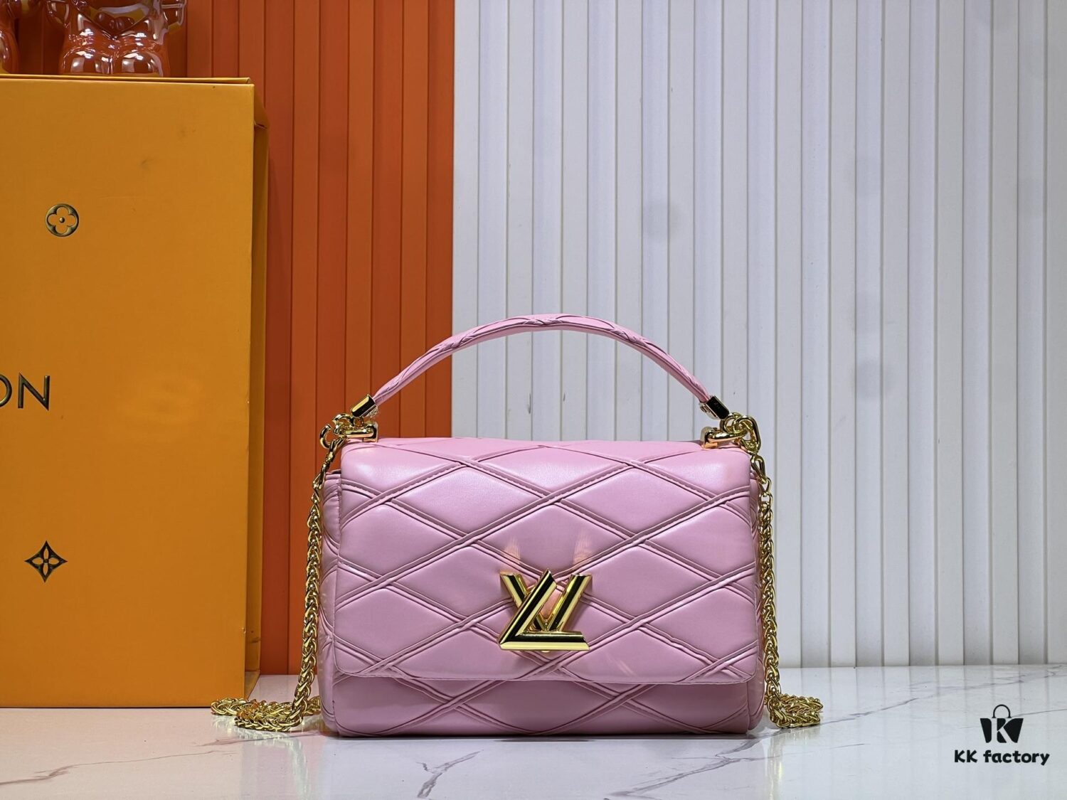 69305fecf09edb6de4c5048e M23689 M22891 Nicolas Ghesquière infuses the GO-14 Medium Handbag with innovative craftsmanship, featuring quilted lambskin meticulously treated to achieve a baked finish, showcasing avant-garde elegance. The LV Twist lock highlights the brand's signature style, while the top handle and adjustable chain strap are both detachable, offering versatile carrying options. Dimensions: 23X16X10
