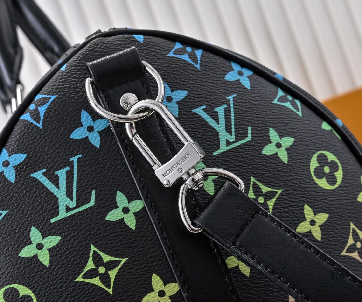 69305ff3f09edb6de4c50499 New Arrival M13745 41416 13915 Gradient Tricolor Series LV2025 Spring/Summer Collaboration with Takashi Murakami