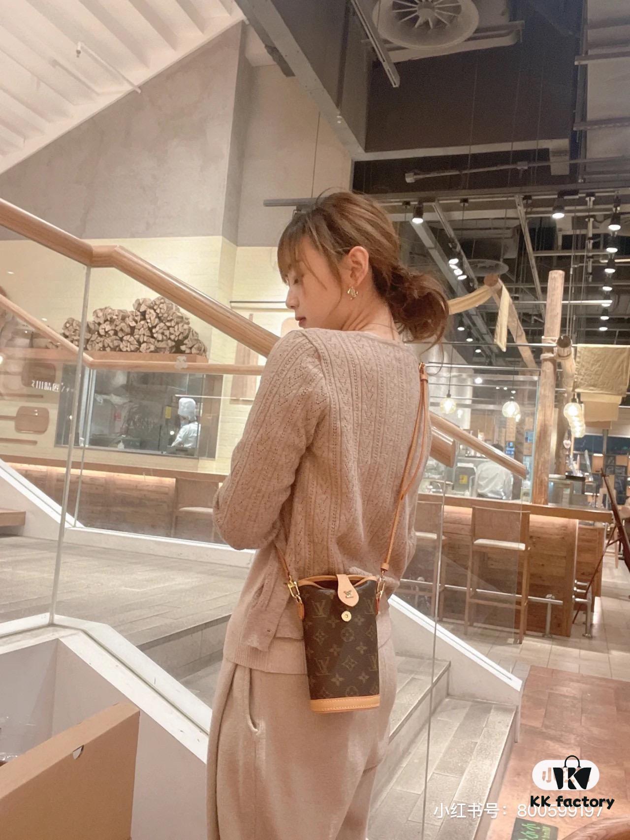 69305ffcf09edb6de4c504a9 Quality Upgrade 🔥 Exclusive Real-shot M80874 Monogram Vintage Mini Ice Cream Cone Bag 2022 Latest Fold Me Mini Style with Magnetic Clasp Design, Leather Featuring LV Hardware Elements, Compact and Exquisite Unisex Bag
