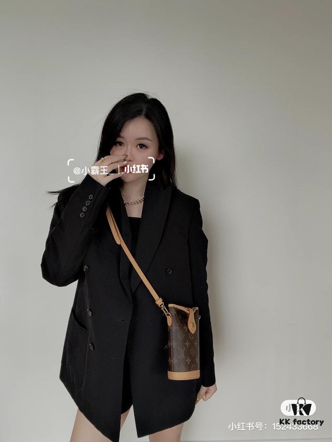 69305ffcf09edb6de4c504aa Quality Upgrade 🔥 Exclusive Real-shot M80874 Monogram Vintage Mini Ice Cream Cone Bag 2022 Latest Fold Me Mini Style with Magnetic Clasp Design, Leather Featuring LV Hardware Elements, Compact and Exquisite Unisex Bag