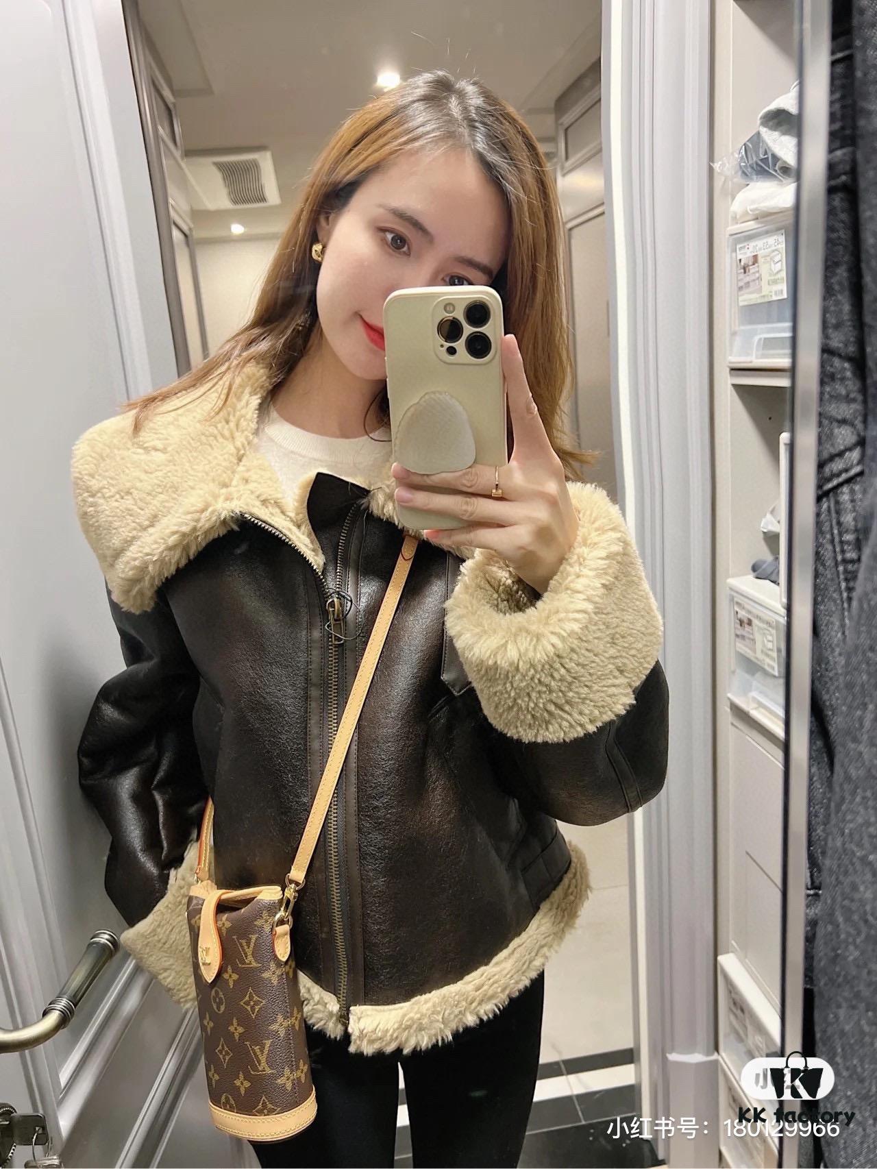 69305ffef09edb6de4c504ad Quality Upgrade 🔥 Exclusive Real-shot M80874 Monogram Vintage Mini Ice Cream Cone Bag 2022 Latest Fold Me Mini Style with Magnetic Clasp Design, Leather Featuring LV Hardware Elements, Compact and Exquisite Unisex Bag