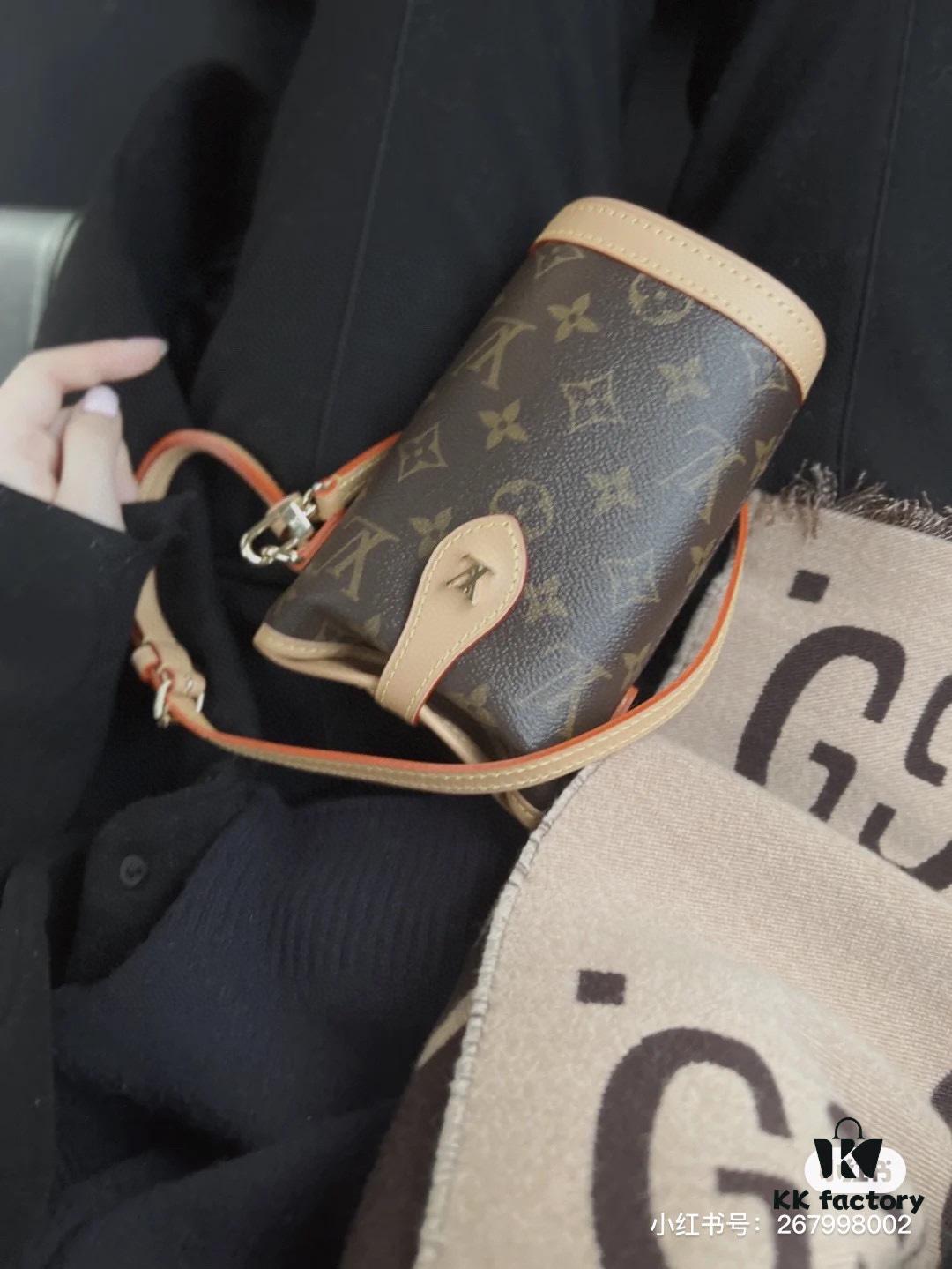 69305ffef09edb6de4c504ae Quality Upgrade 🔥 Exclusive Real-shot M80874 Monogram Vintage Mini Ice Cream Cone Bag 2022 Latest Fold Me Mini Style with Magnetic Clasp Design, Leather Featuring LV Hardware Elements, Compact and Exquisite Unisex Bag