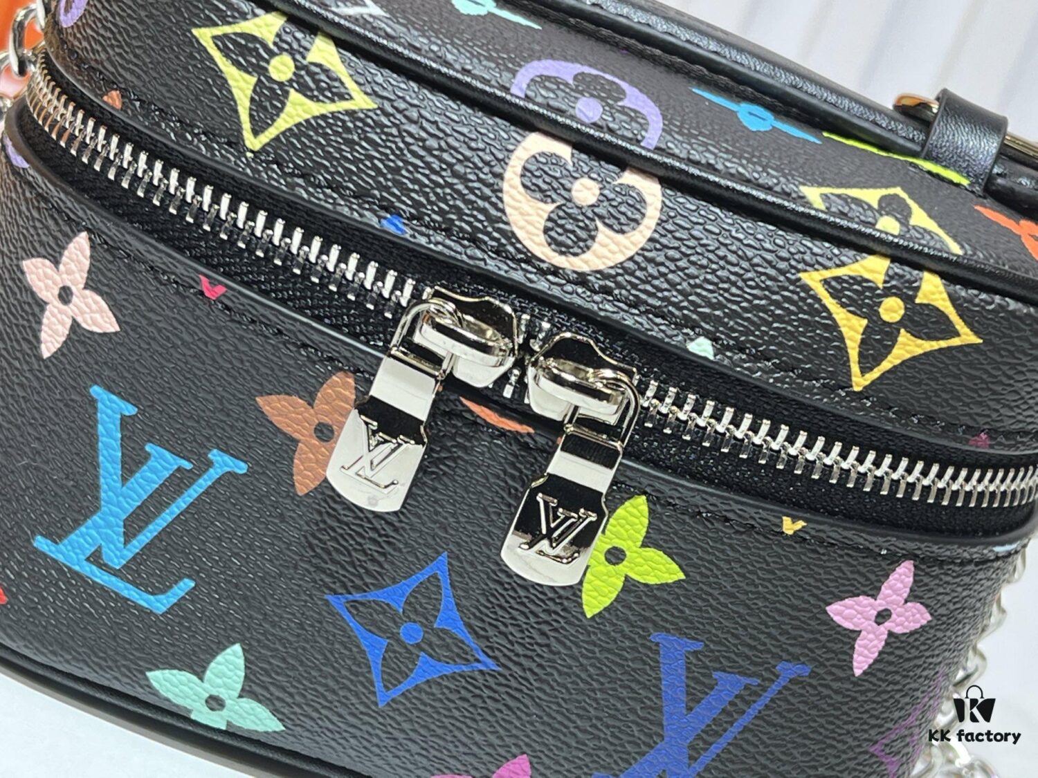 693060b3f09edb6de4c505f2 Upgraded Original M13747 M44495 M42265 M44936 M42263 LV Takashi Murakami Nice Mini Nano Cosmetic Pouch Featuring Monogram Print in 33 Vibrant Colors, 2025 LV x Takashi Murakami Collaboration White Tricolor and Black Tricolor Twelve-Section Series, Globally Popular Among Celebrities
